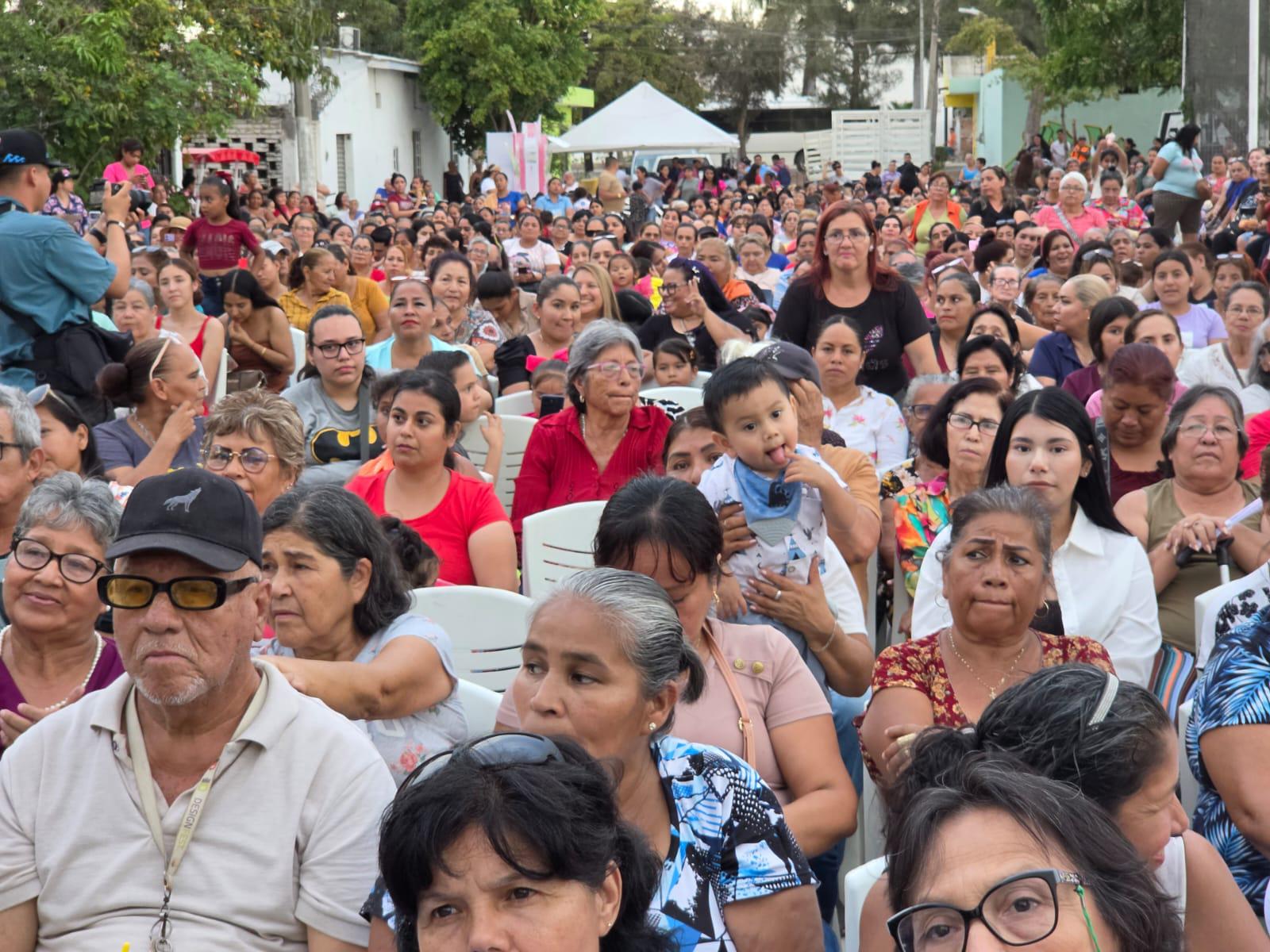 $!Festejan a madres mazatlecas con regalos y espectáculo en la colonia 12 de Mayo