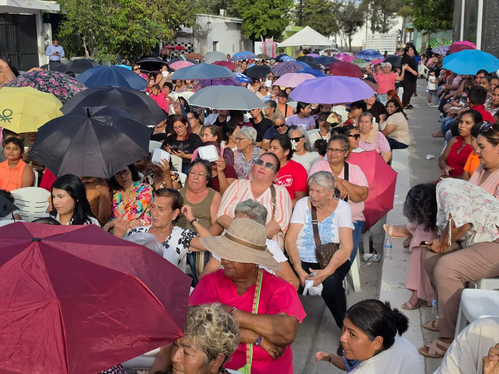 $!Festejan a madres mazatlecas con regalos y espectáculo en la colonia 12 de Mayo