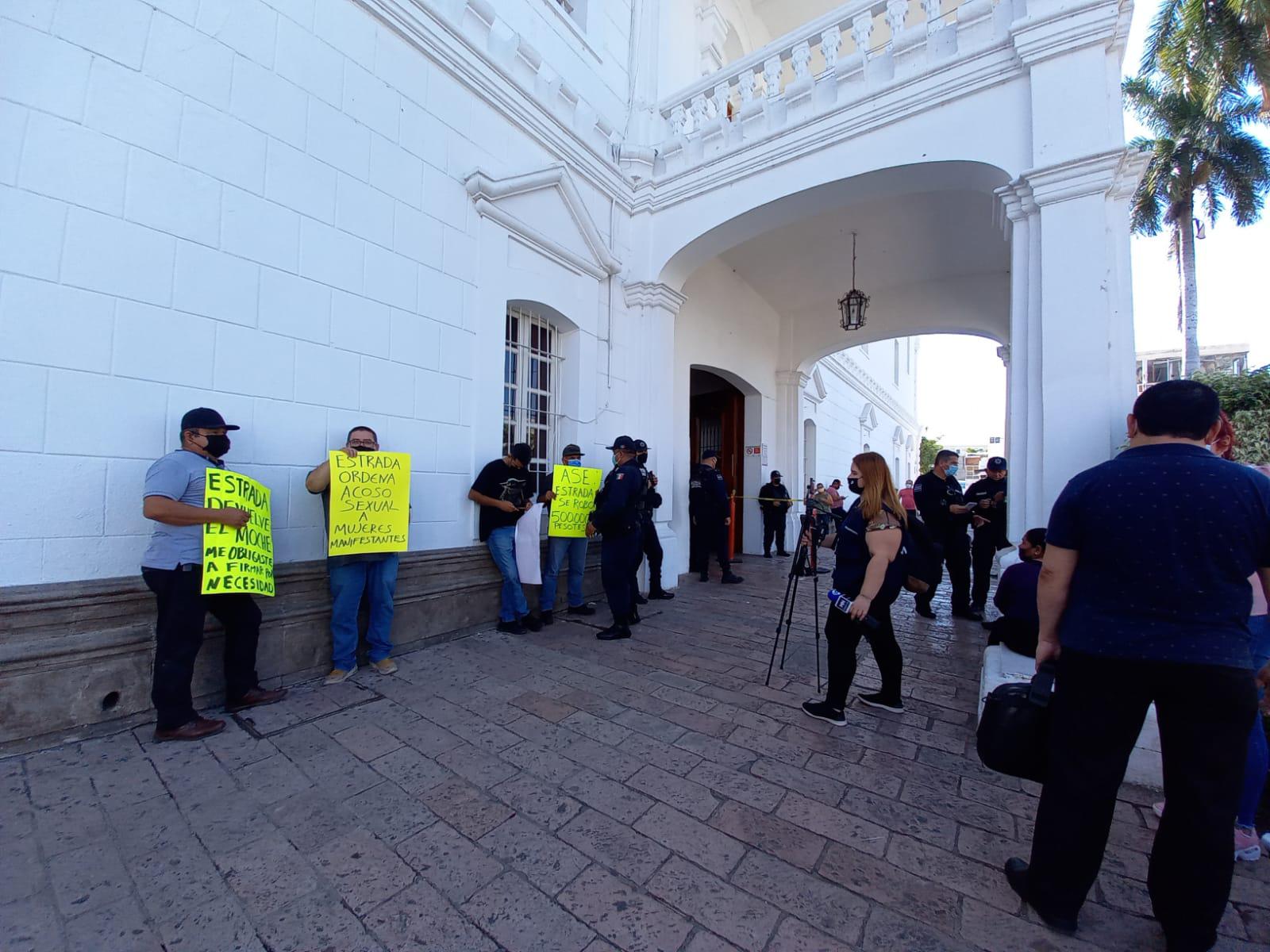 $!Se plantan policías otra vez afuera del Palacio Municipal de Culiacán; buscan nuevas estrategias de protesta