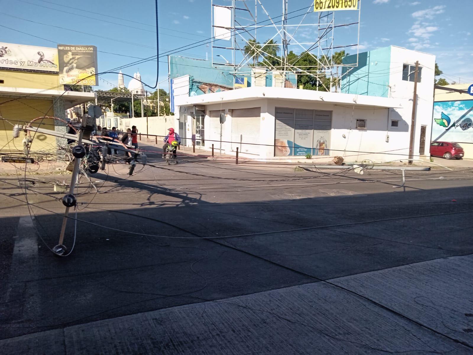 $!Conductor de BMW derriba varios postes de la luz en el Centro de Culiacán