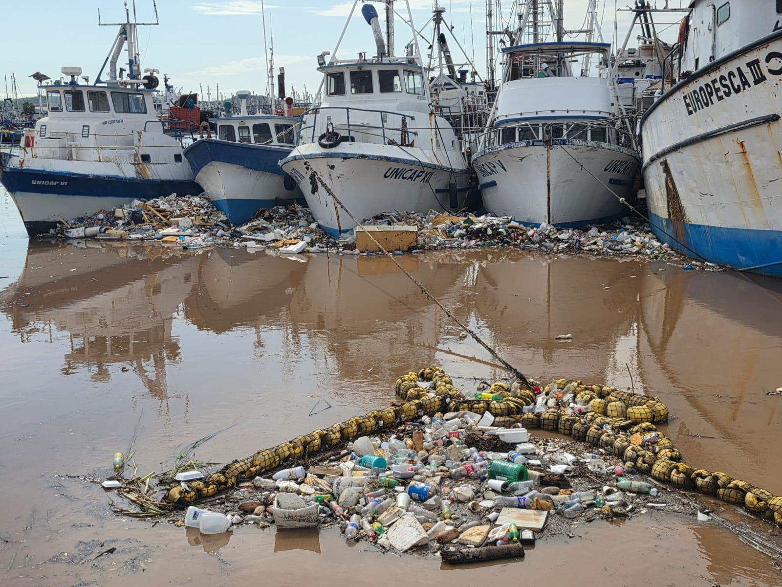 $!Biobardas evitan que toneladas de basura lleguen al mar tras intensas lluvias en Mazatlán