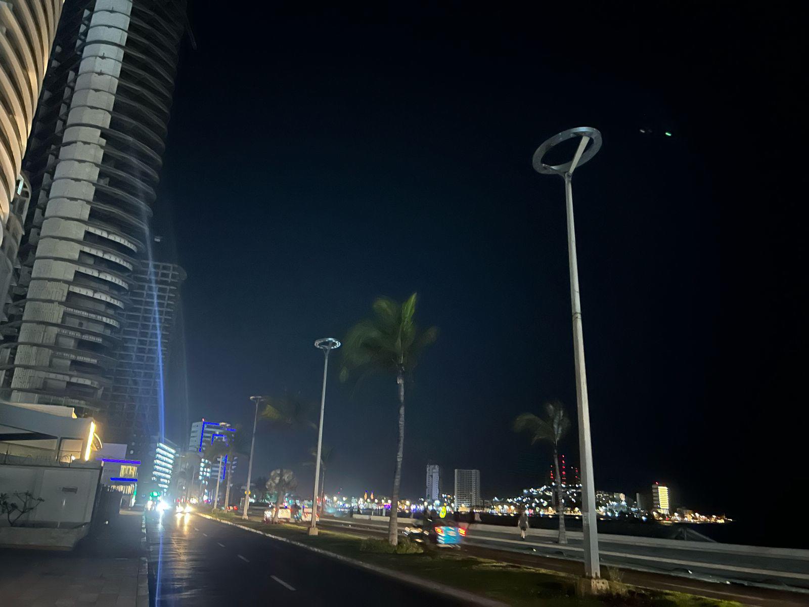 $!Registra apagón el paseo costero de Mazatlán este martes