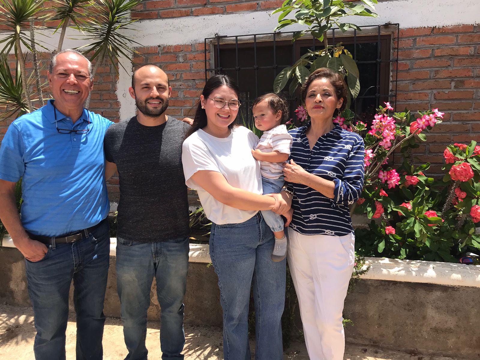 $!Benito Arturo Niebla Álvarez, Benito Arturo Niebla López, su esposa Yedid Ávalos, Arturo Niebla Ávalos e Iliana López.