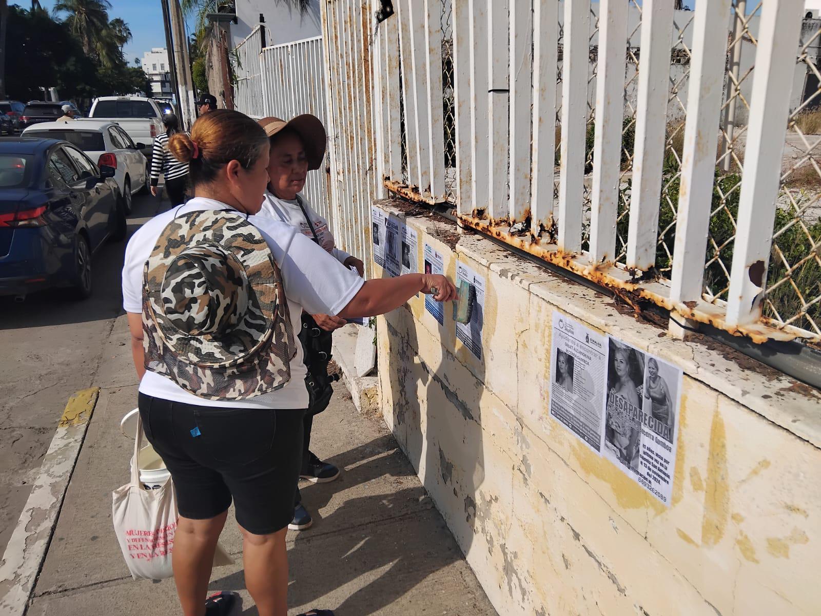 $!Realiza colectivo extensa jornada de pega de fichas de desaparecidos en Mazatlán