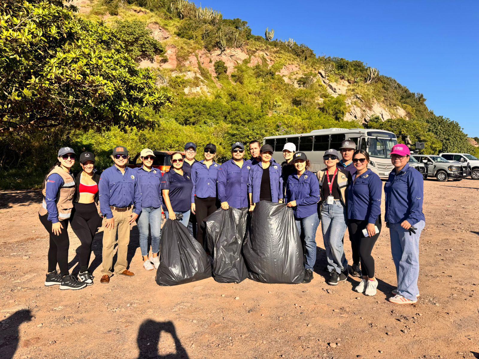 $!Retiran desechos de las faldas del Faro y la escollera de Mazatlán