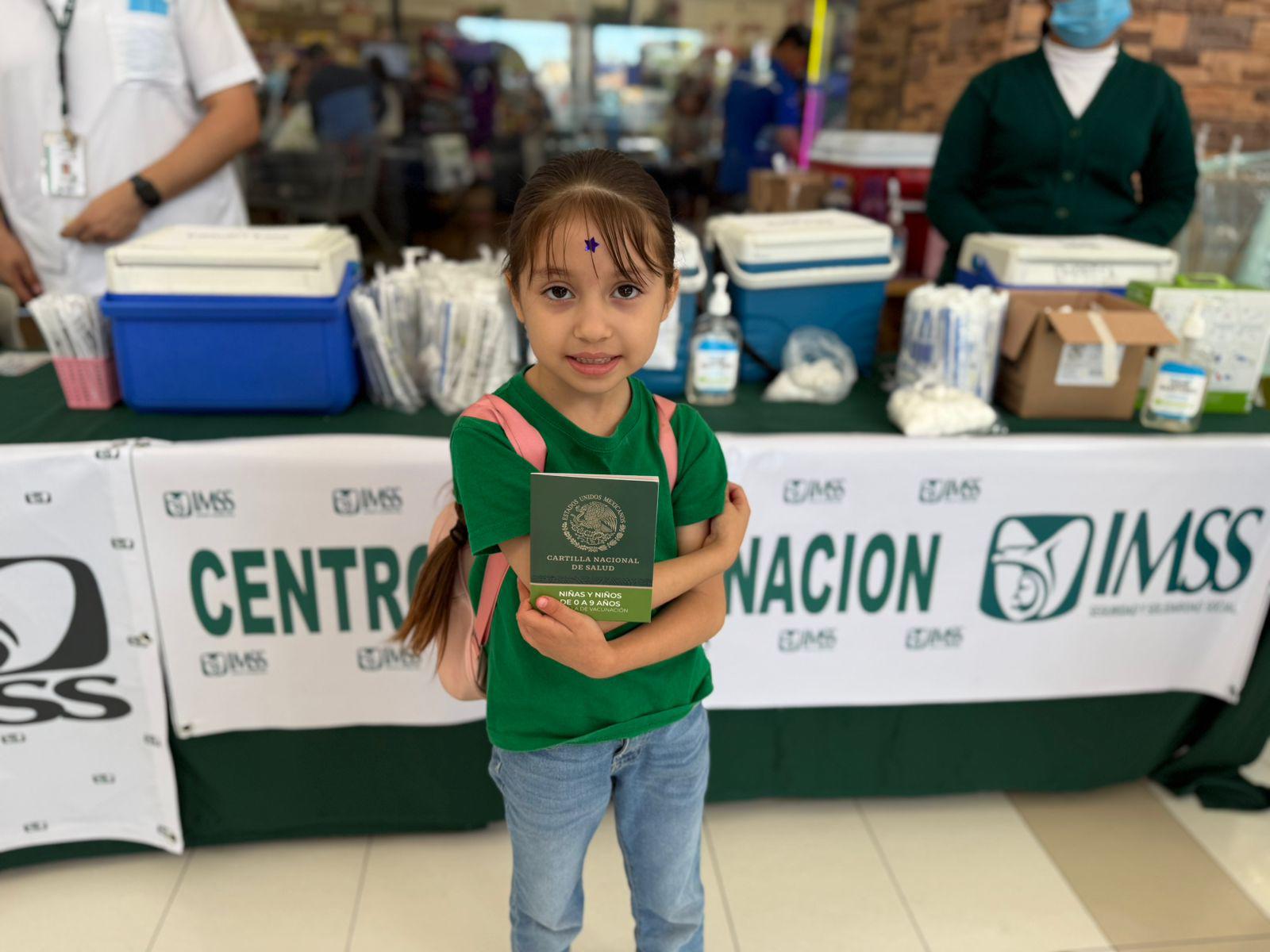 $!Sinaloenses acuden a macrocentros para vacunarse contra el sarampión