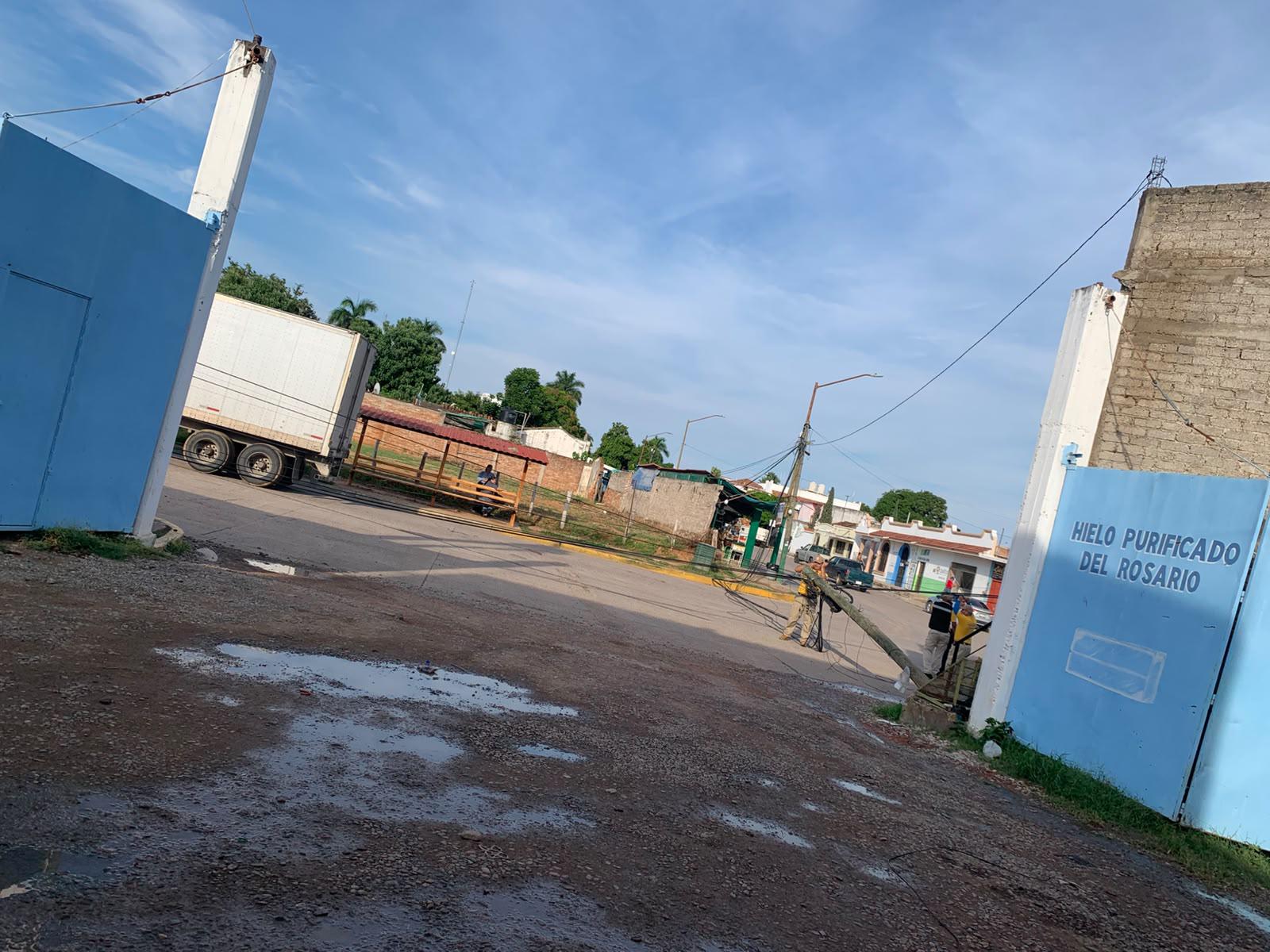 $!Tráiler derriba poste al transitar por vialidad de la cabecera de Rosario