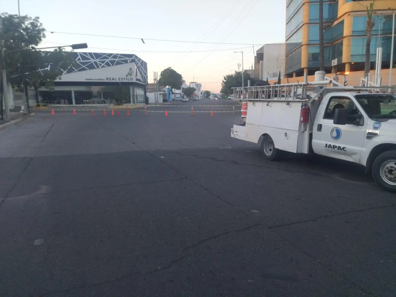 $!Cierran circulación en la Avenida Lázaro Cárdenas por reparación de fuga; Japac trabaja en zona de ‘La Canasta’