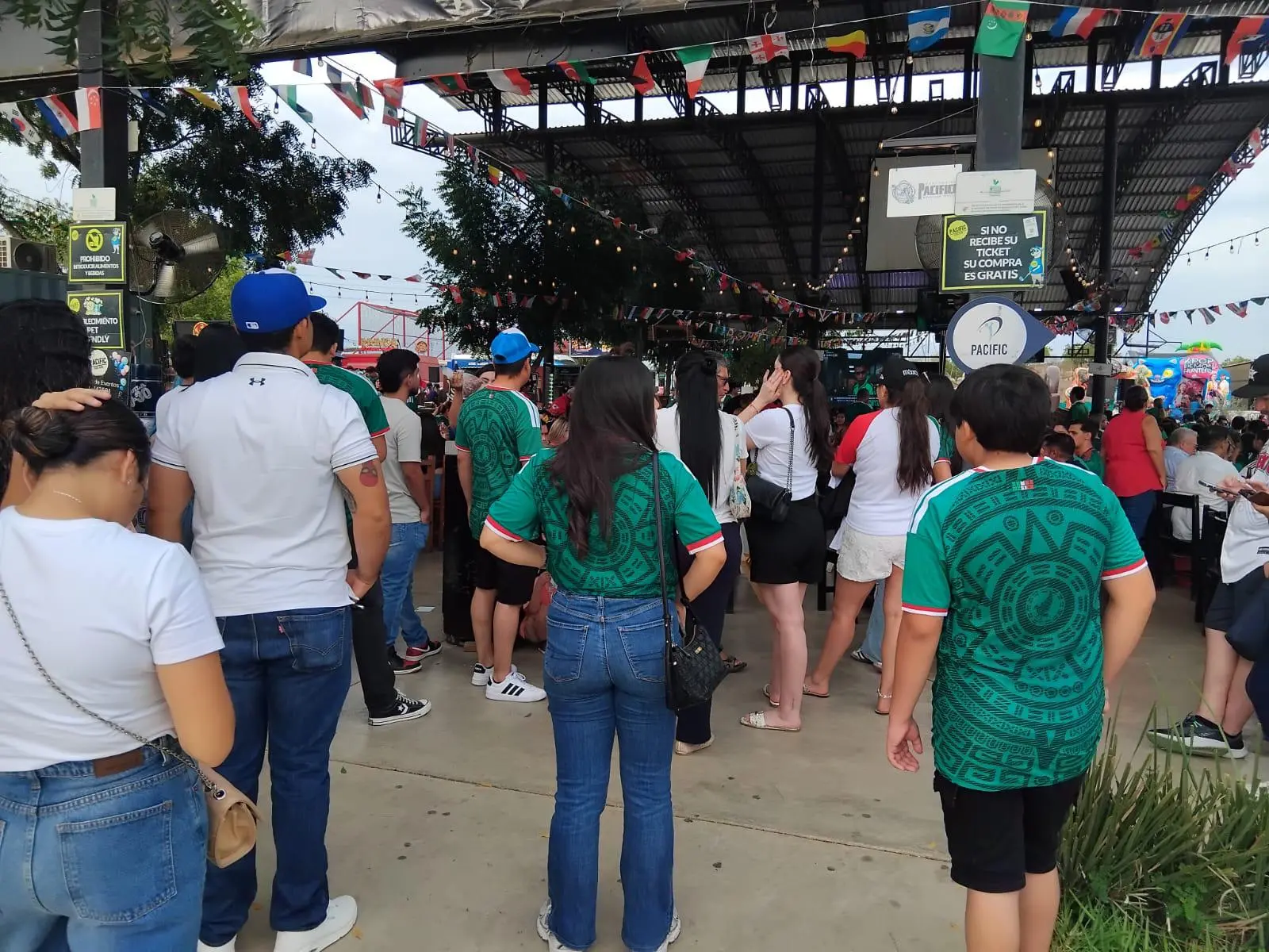 $!Esperan ya aficionados en Zona Dorada y La Marina inicio del partido entre México contra Inglaterra, que se pospuso una hora