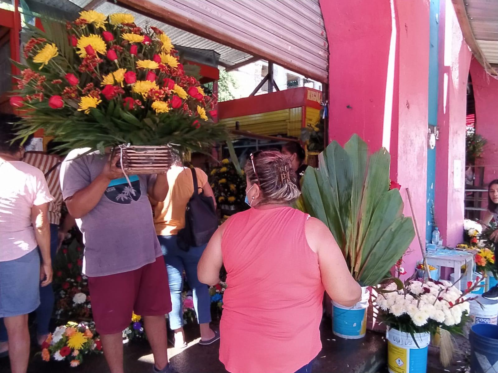 $!‘Revive’ venta de flores este Día de Muertos en Mazatlán