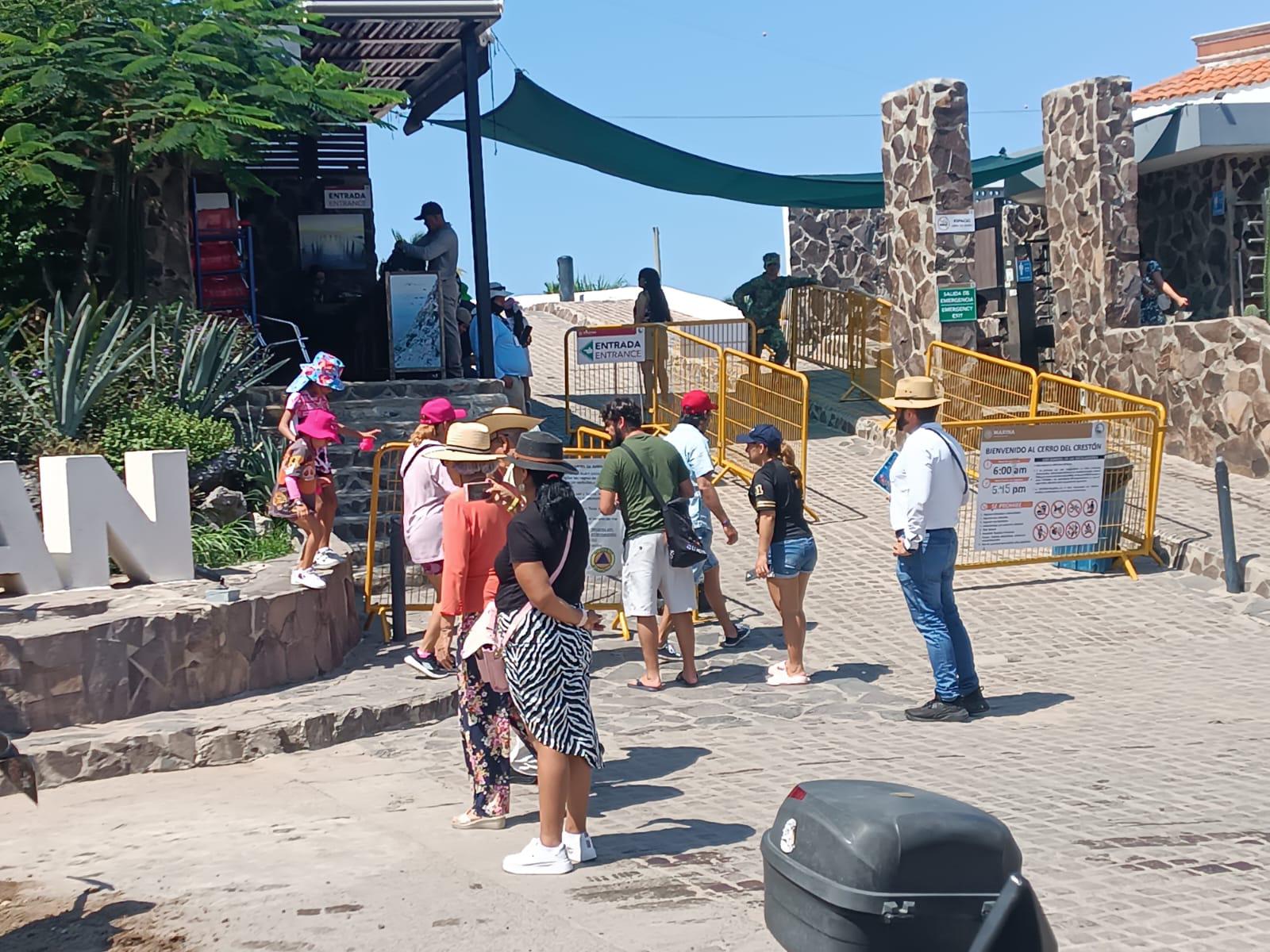 $!Pese a las altas temperaturas, turistas no le rehúyen al Faro de Mazatlán