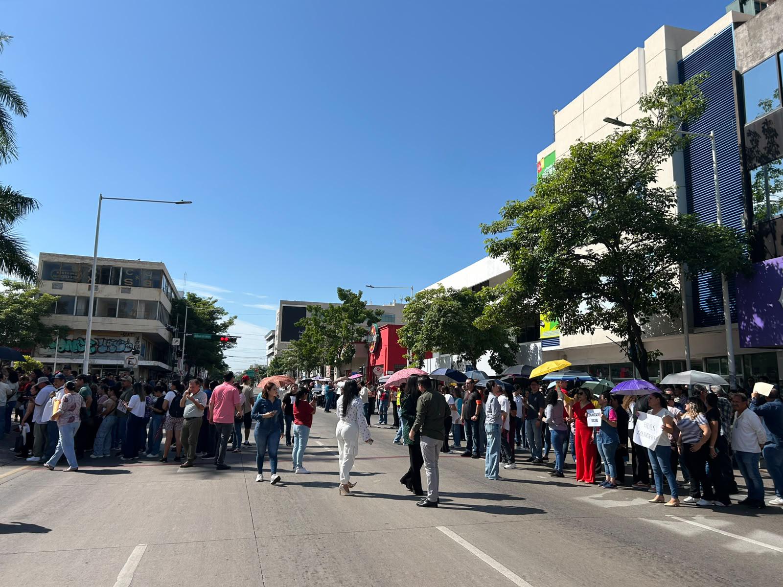 $!Evacúan a más de mil 270 personas del Ayuntamiento de Culiacán durante simulacro de sismo