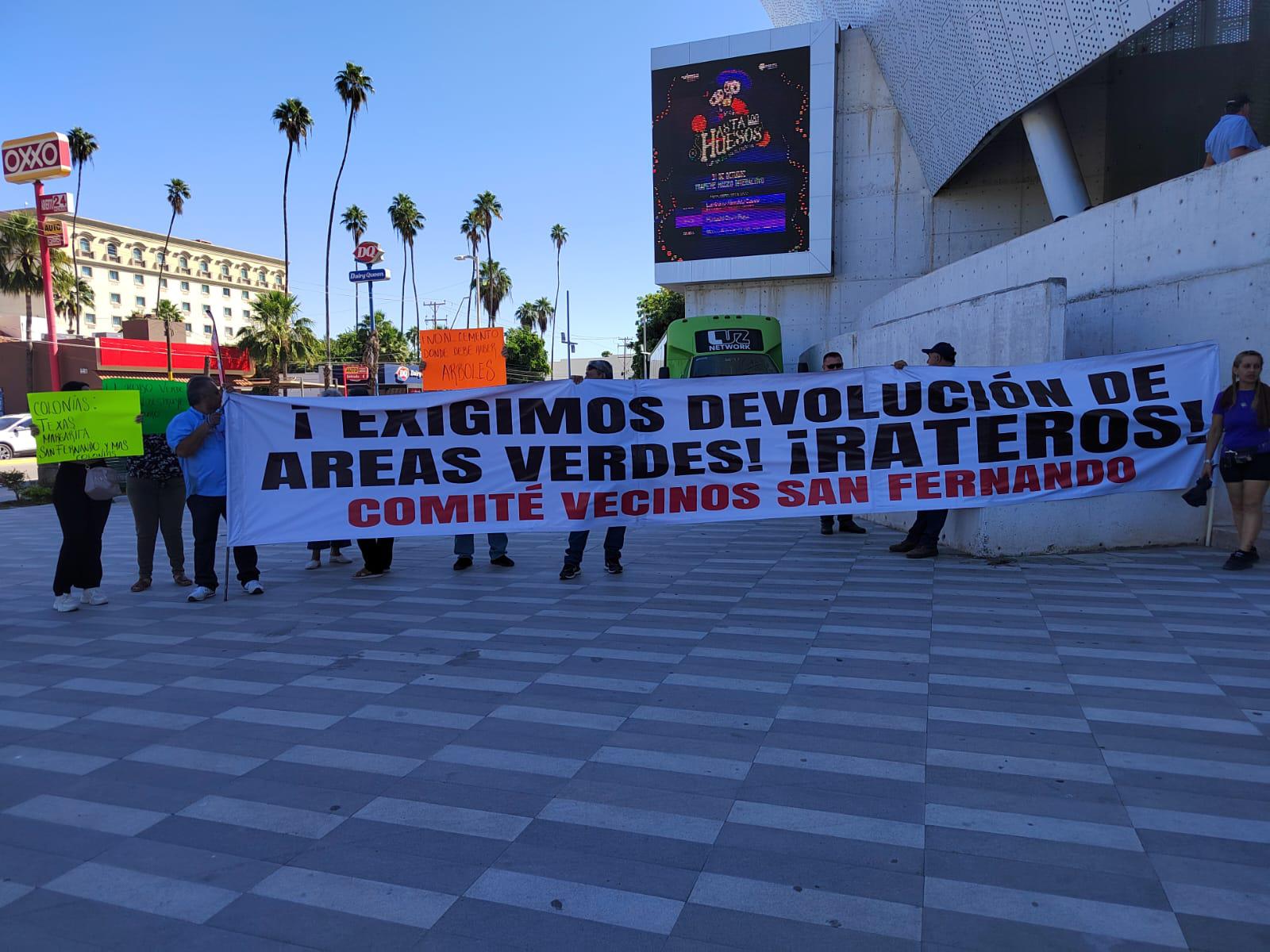 $!Ciudadanos y animalistas protestan durante el primer Informe de Gobierno de Menéndez