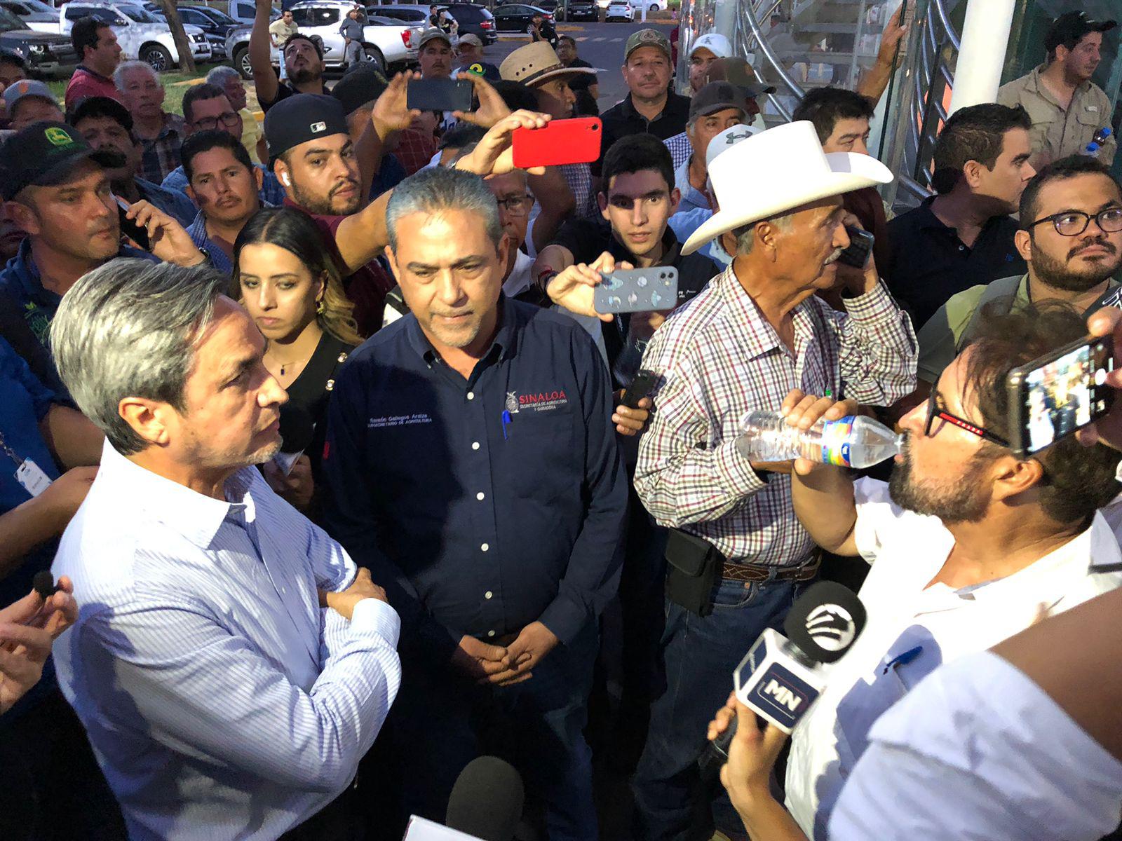 $!Maiceros toman Culiacán y paralizan el Aeropuerto