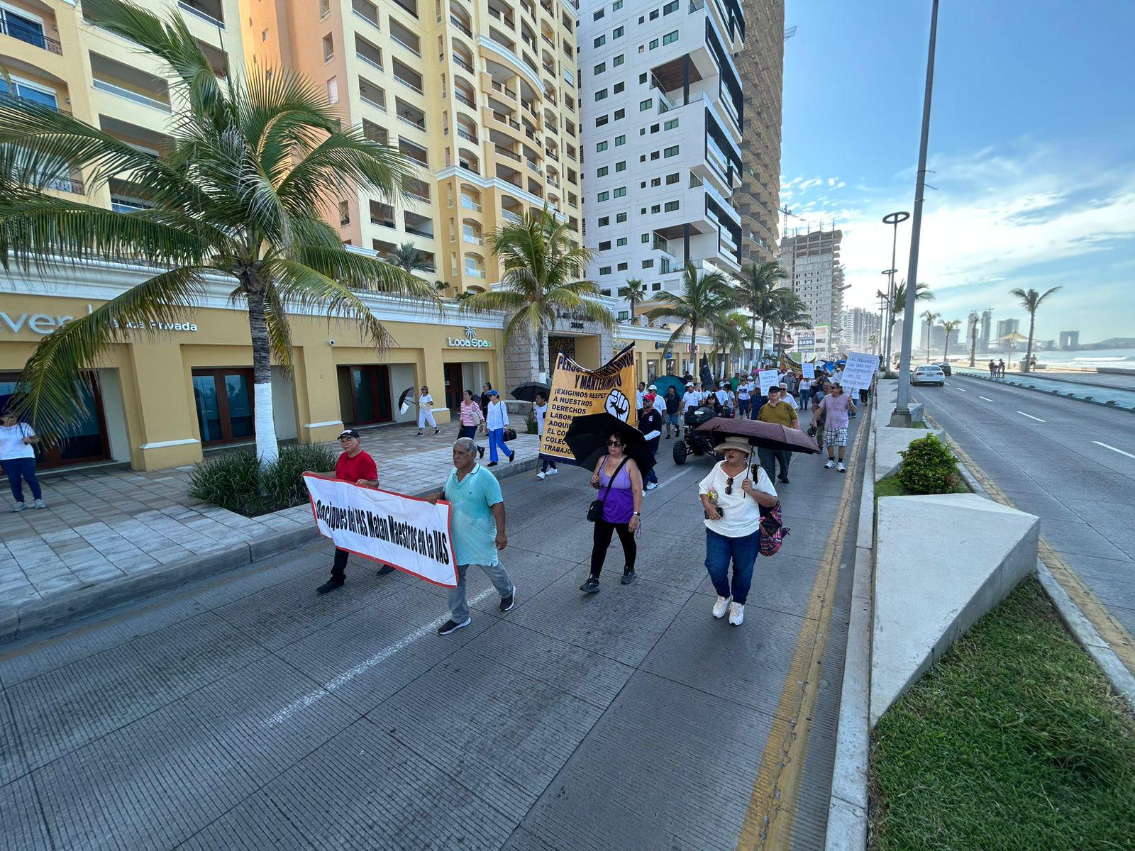 $!Trabajadores y jubilados de la UAS marchan en Mazatlán contra reformas laborales