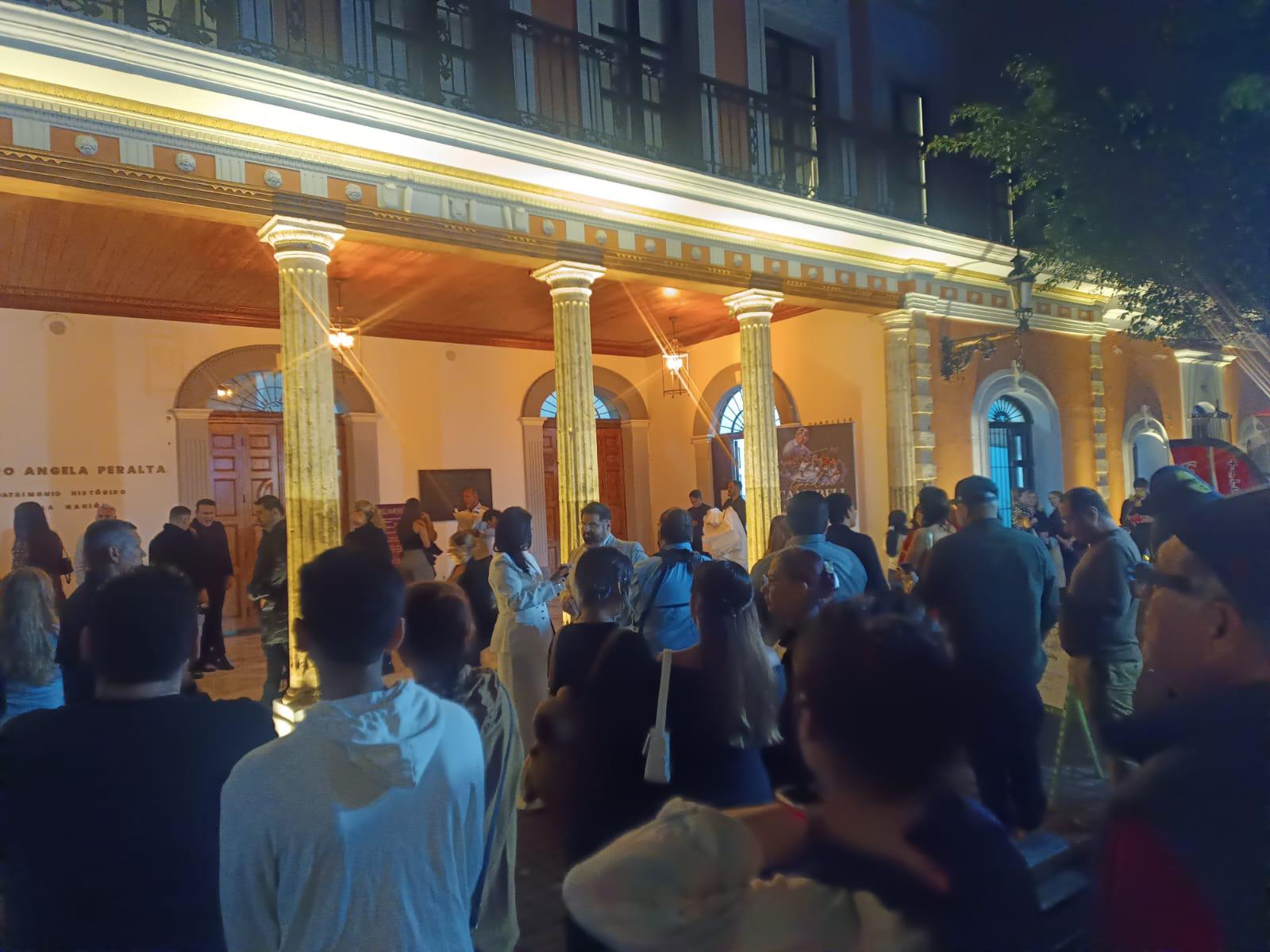 $!Llegan porras y familias previo a la elección de la Reina del Carnaval de Mazatlán 2026