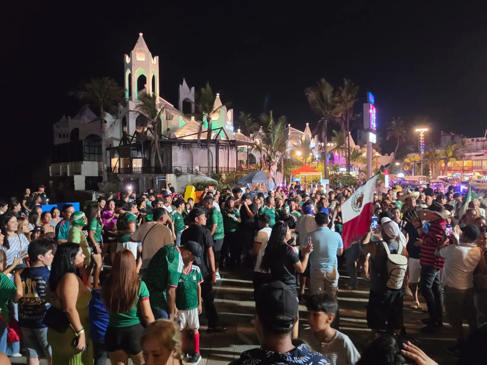 $!Unidos por el futbol, el Cielito Lindo y el ‘payaso de rodeo’, cimbra el Viva México desde Mazatlán