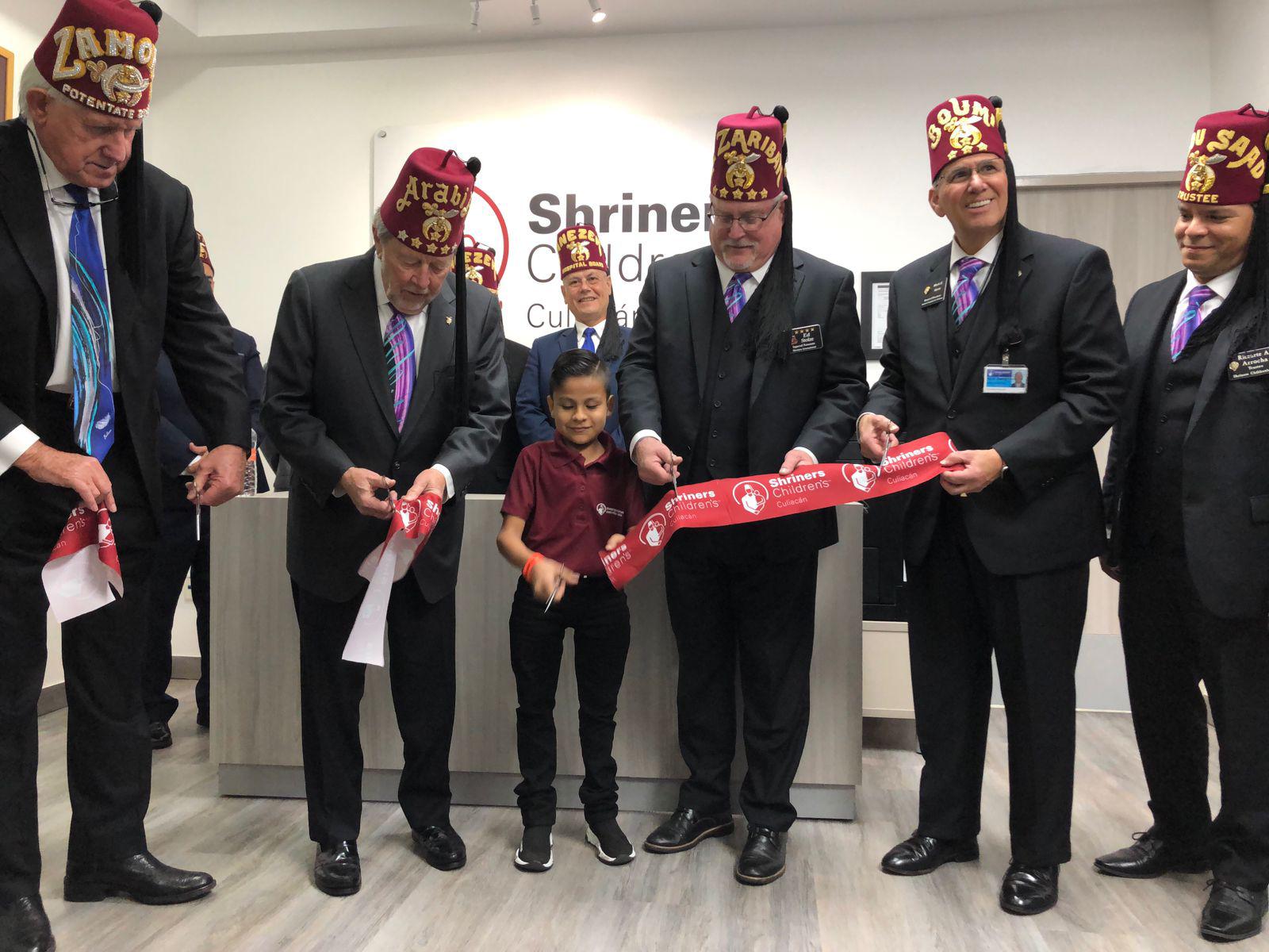 $!Illustrius Sir Anthony West, Jerry Gantt, presidente de Filantropia de Shriners Internacional, Imperial Sir James E. “Ed” Stolze Jr., Imperial Sir Mark Hartz e Illustrius Sir Ricky Arrocha, con el pequeño Ángel, paciente embajador en el corte de listón.