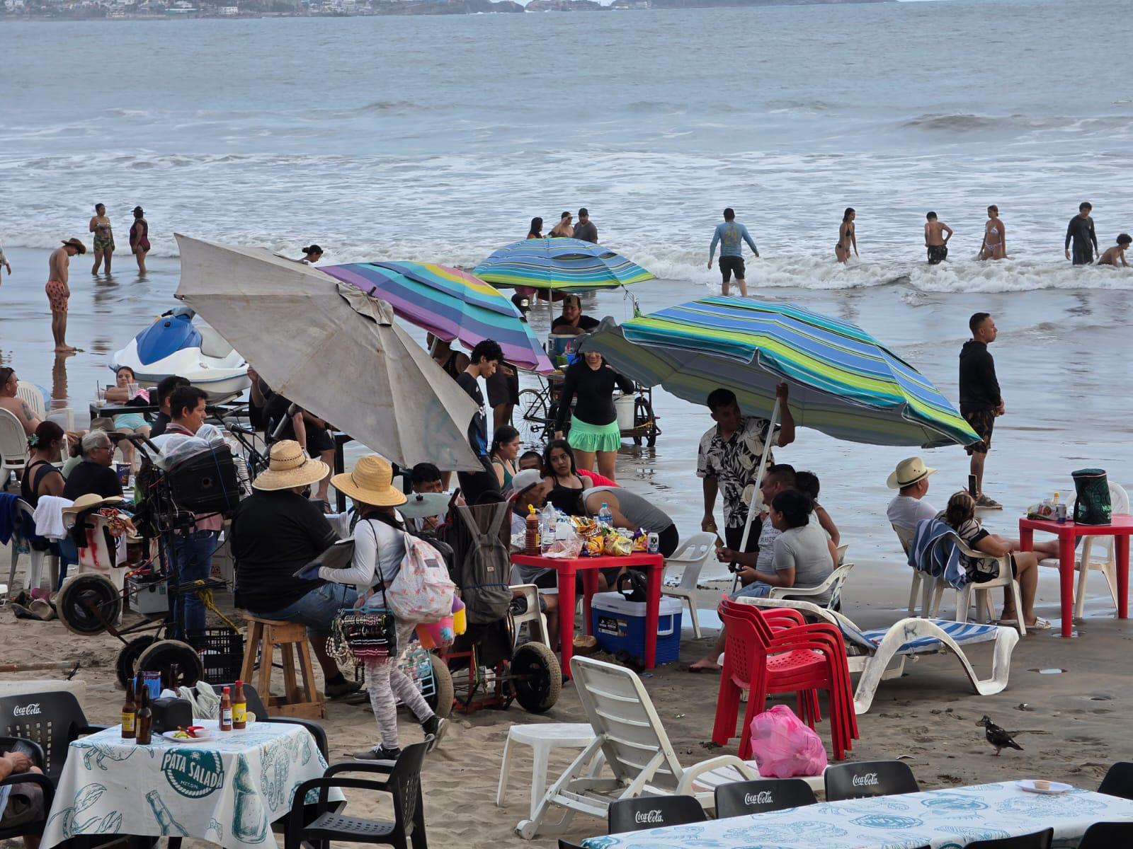 $!Ante las altas temperaturas, mazatlecos y turistas se refrescan en playas de Mazatlán