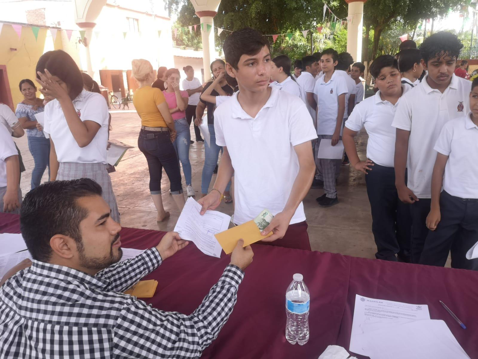 $!Entregan becas a estudiantes de los poblados de El Quelite y Mármol