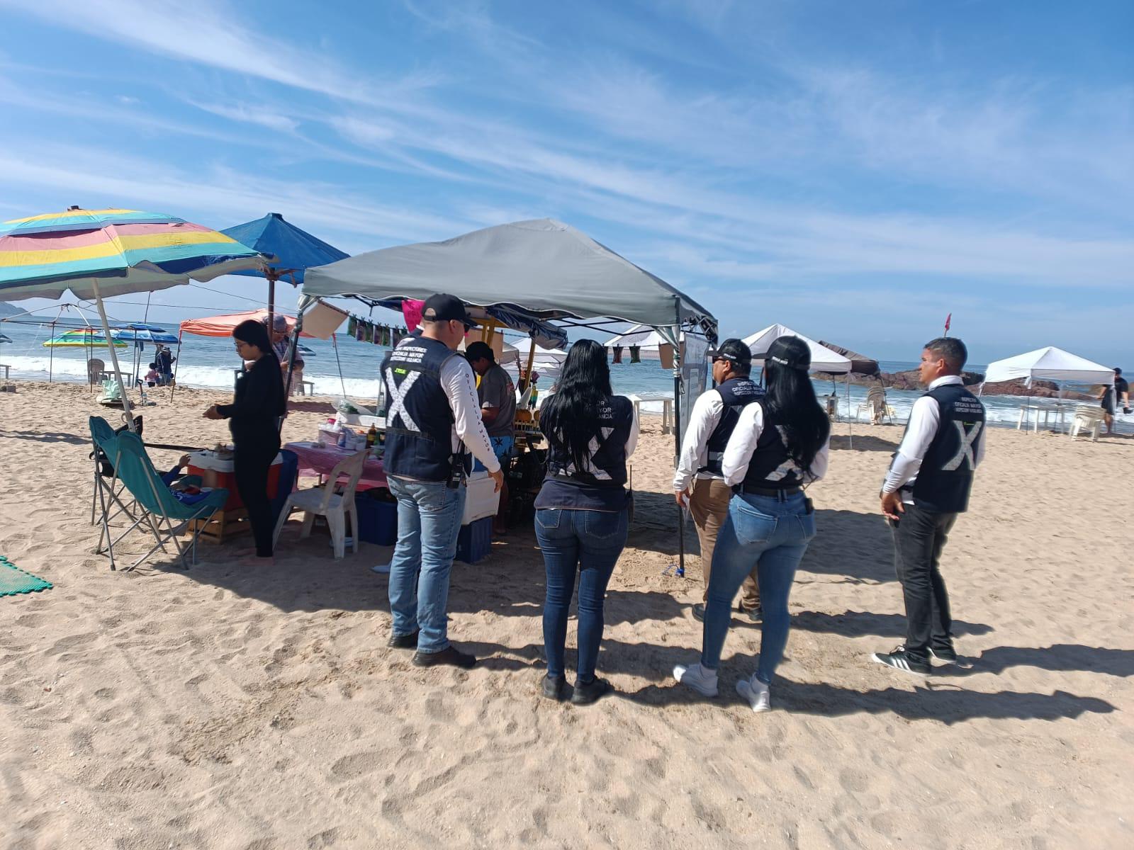 $!Realiza Comercio recorrido de inspección a vendedores ambulantes en playas de Mazatlán