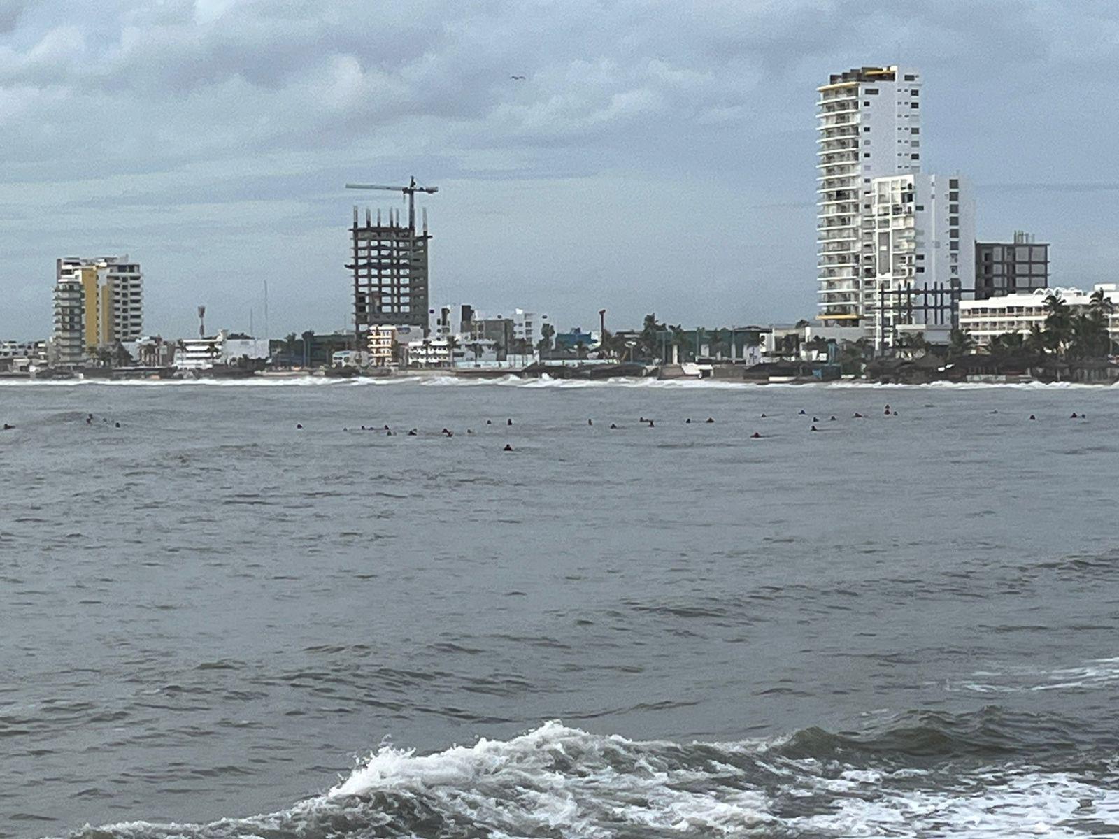 $!Se ‘sale’ el mar en Mazatlán esta tarde de miércoles