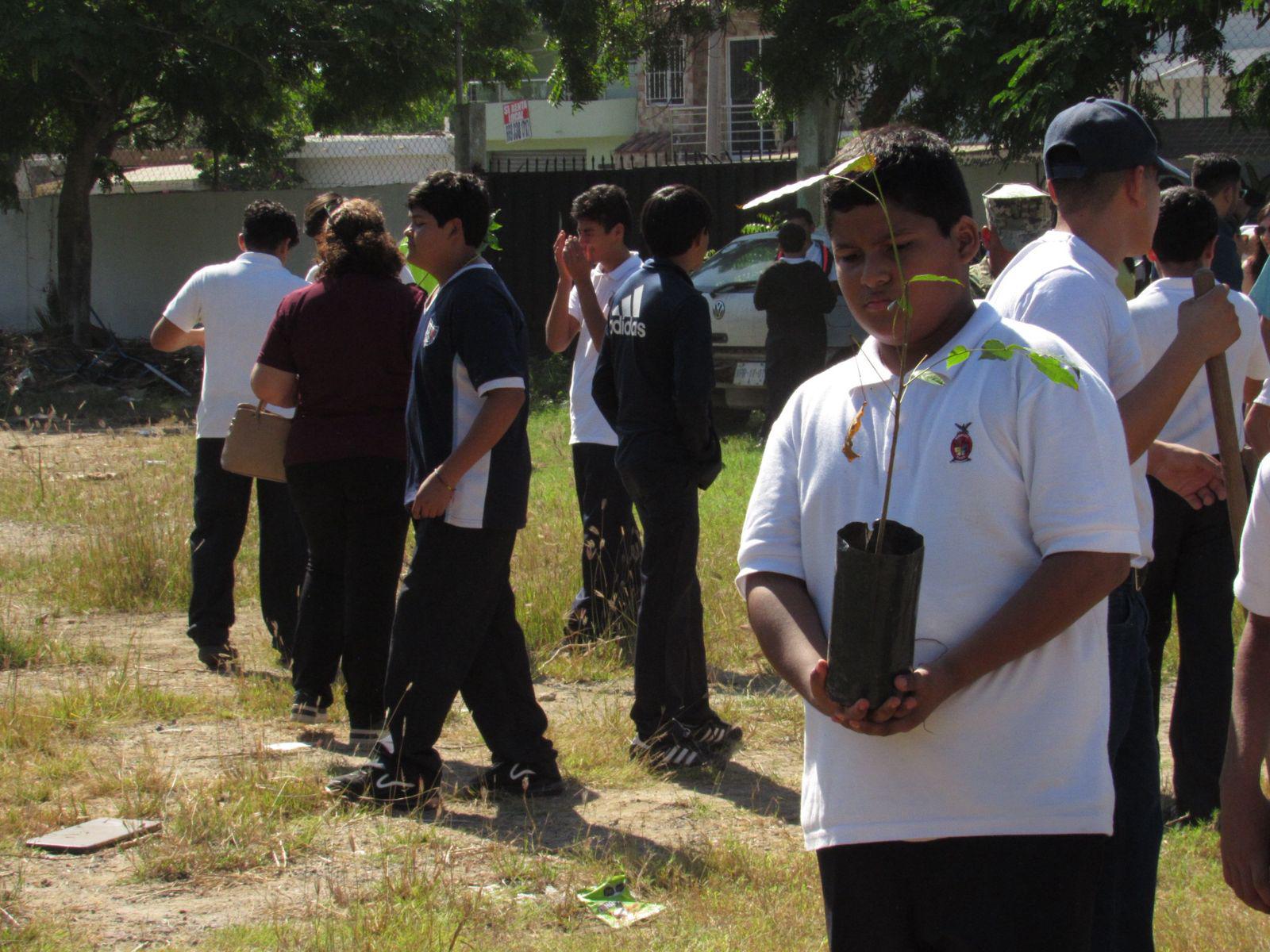$!Se suma Secundaria Solidaridad a jornada de Arborización y Limpieza Escolar