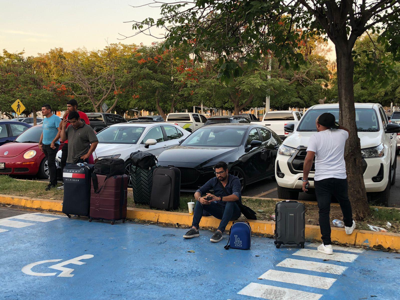 $!Por bloqueo en el Aeropuerto de Culiacán, piden no acudir a las instalaciones