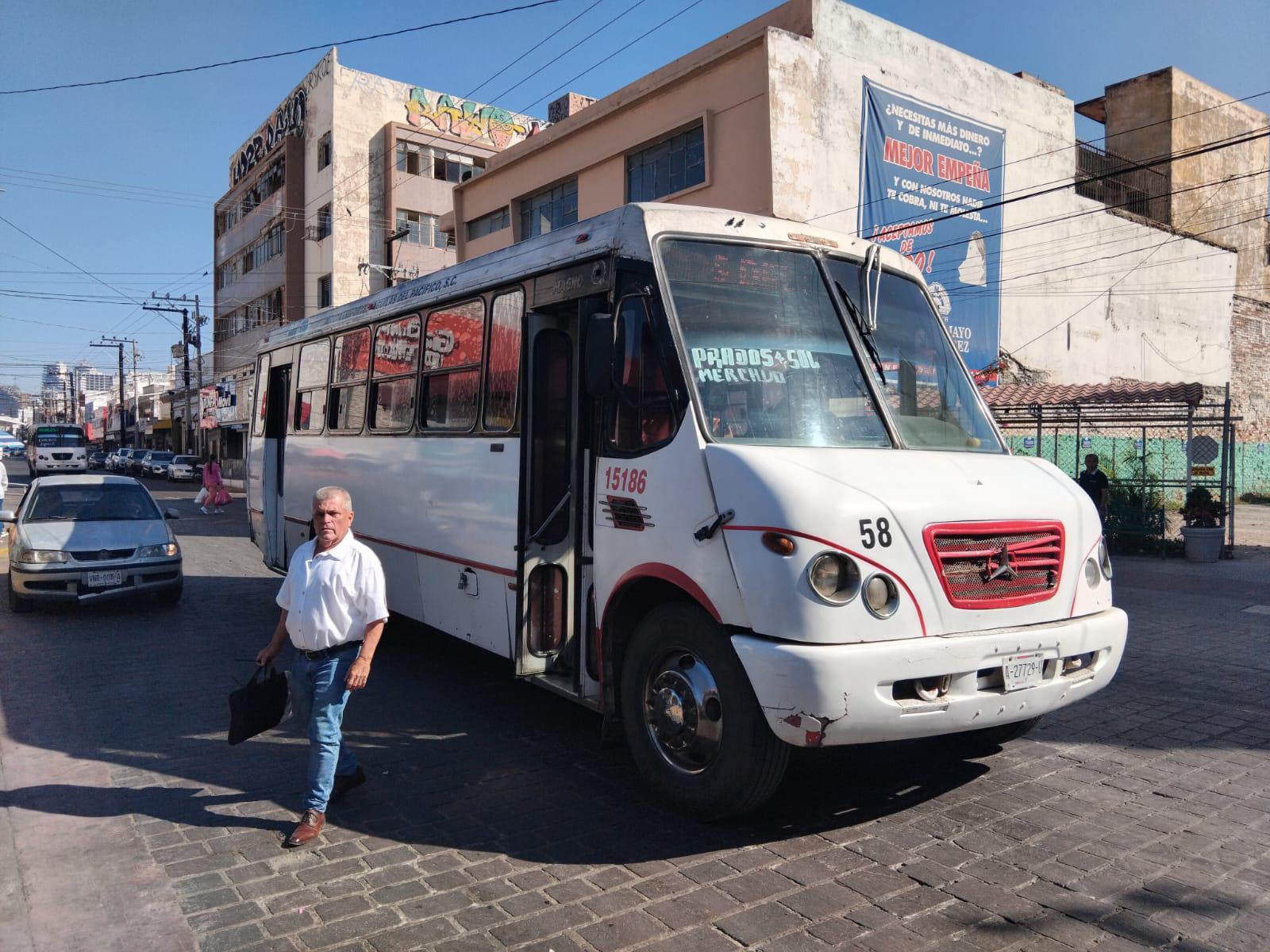 $!Brinda camión urbano servicio en Mazatlán con la puerta trasera cerrada con candado