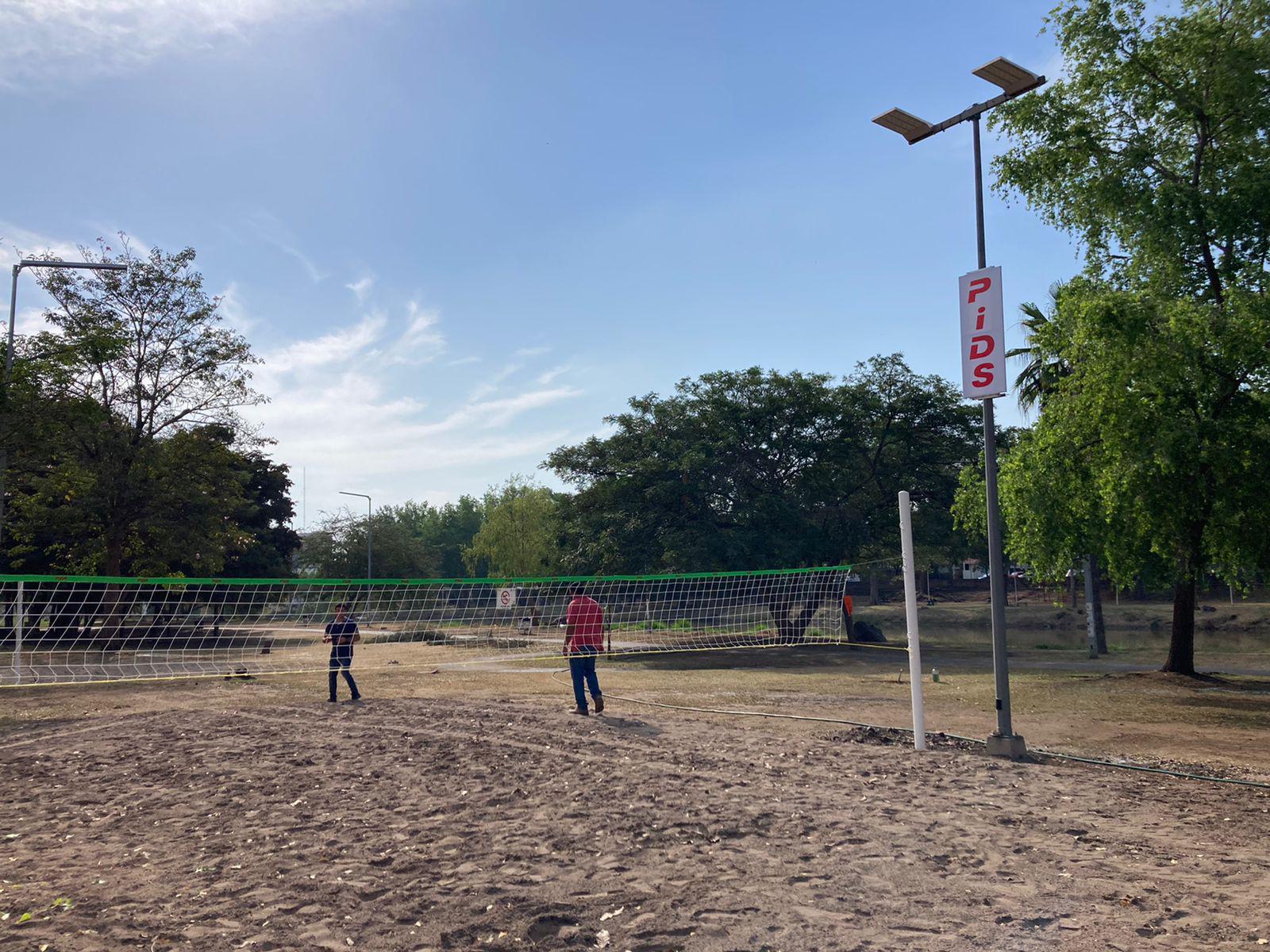 $!PIDS rehabilita cancha de voleibol de playa en el Parque Las Riberas, en Culiacán