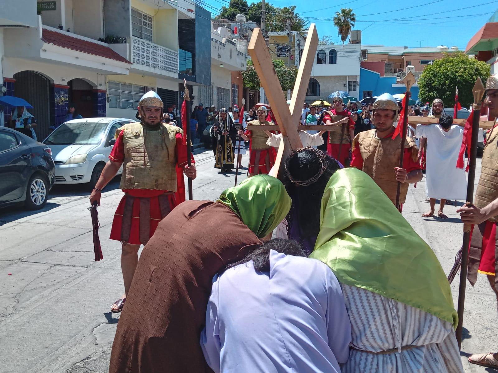 $!Mazatlecos y turistas atestiguan el Viacrucis Viviente en calles del Centro de puerto