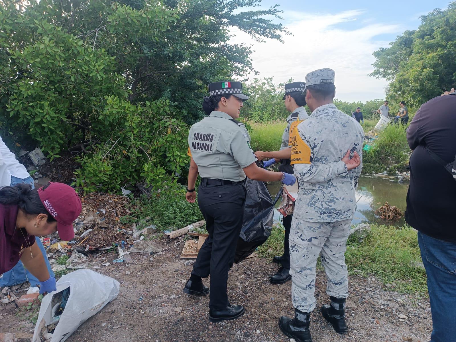 $!Octava jornada de limpieza ‘Mazatlán te quiero limpio’ llega con fuerza al estero del Infiernillo