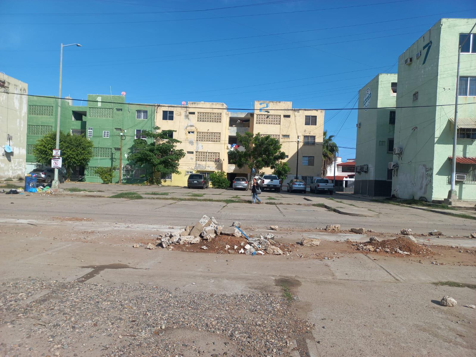 $!Atienden denuncia de vecinos del fraccionamiento El Toro con brigada de limpieza