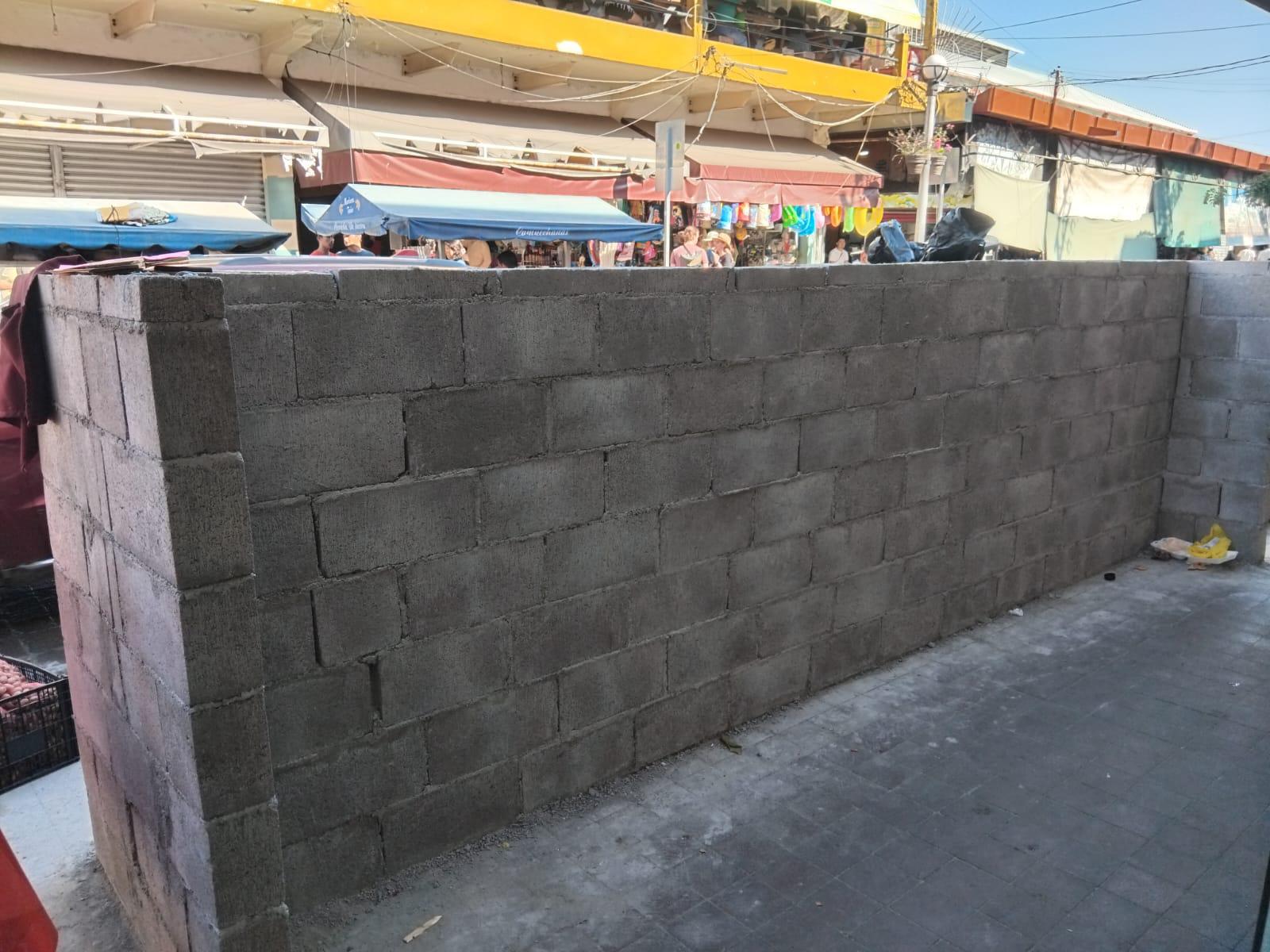 $!Construyen barda en banqueta frente al mercado Pino Suárez, en el Centro de Mazatlán