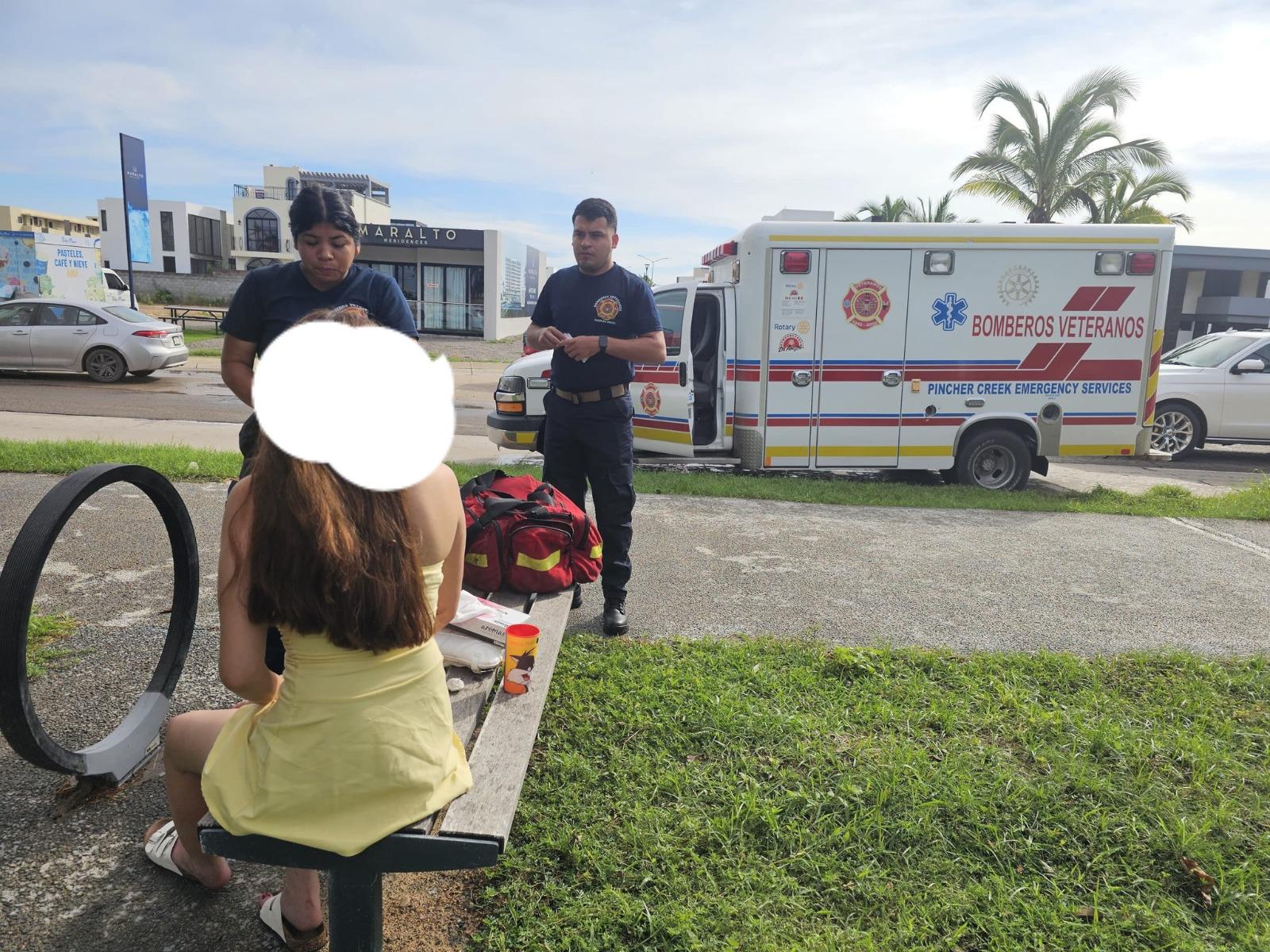 $!Choca auto contra luminaria en Mazatlán; hay dos lesionados