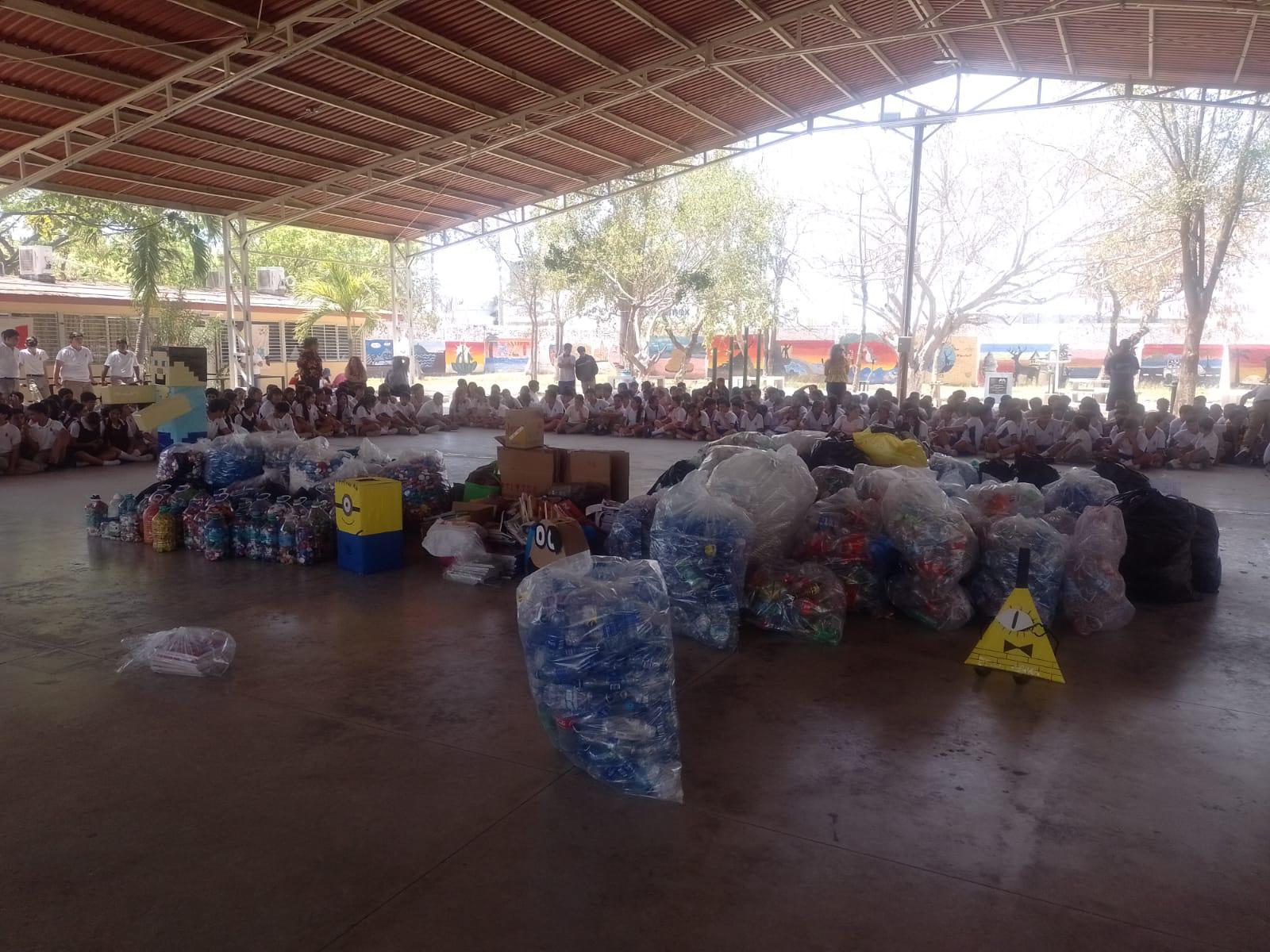 $!Recolectan 4.3 toneladas de tapitas en la Federal 3, en Mazatlán