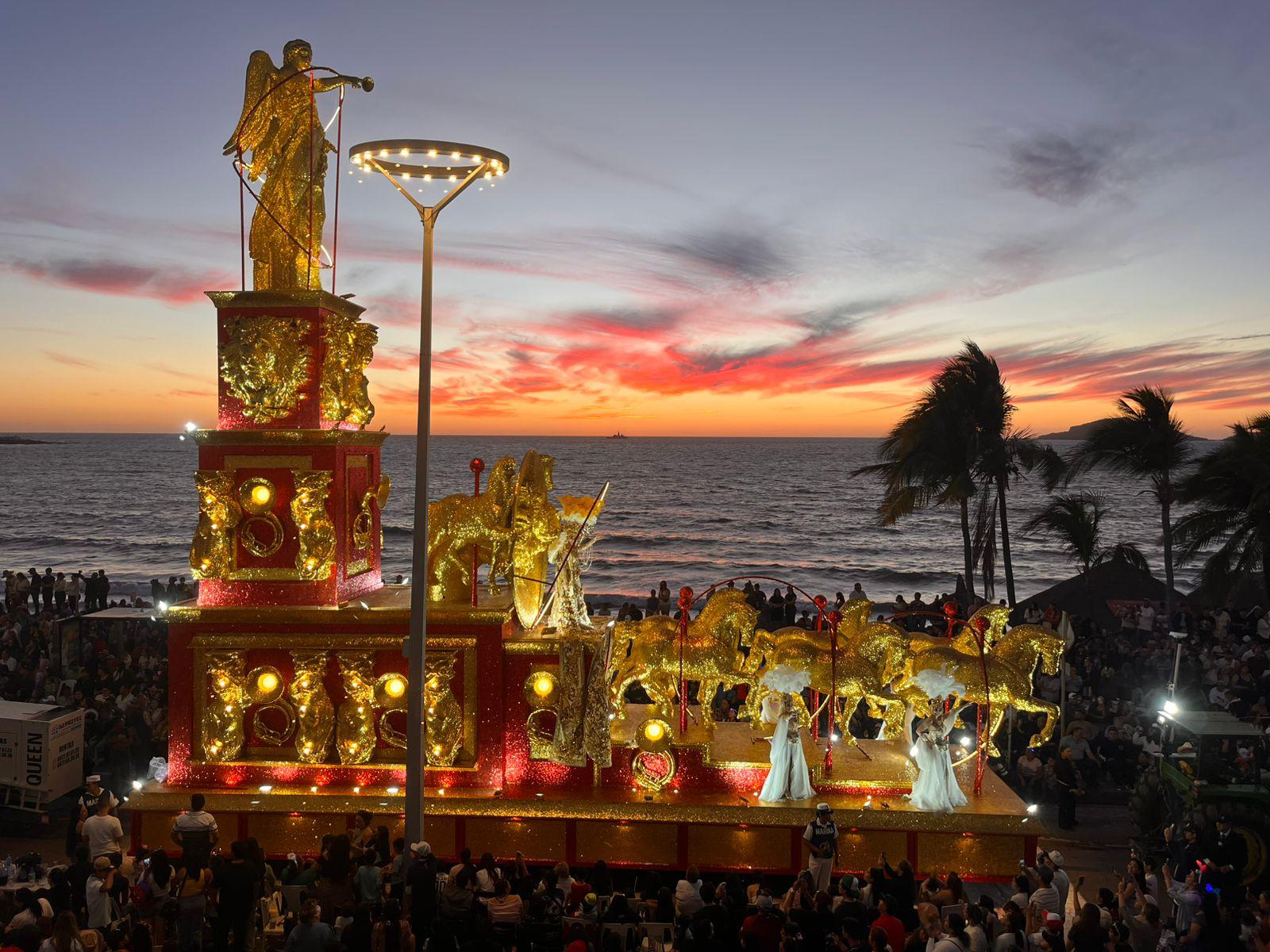 $!Más de 500 mil personas llenan el malecón en el primer desfile del Carnaval de Mazatlán 2026