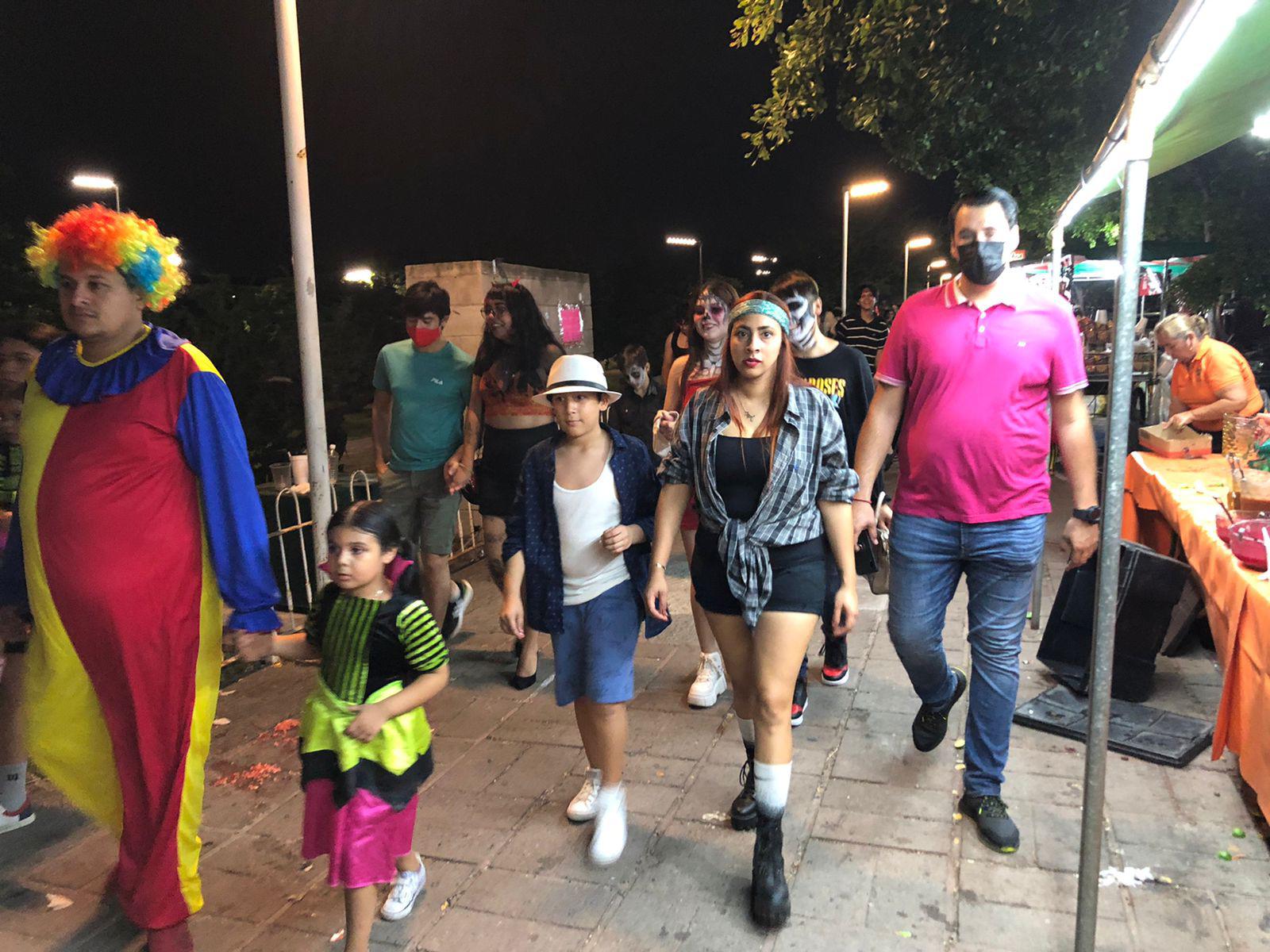 $!En Culiacán, festejan Halloween en el Malecón sin respetar medidas sanitarias