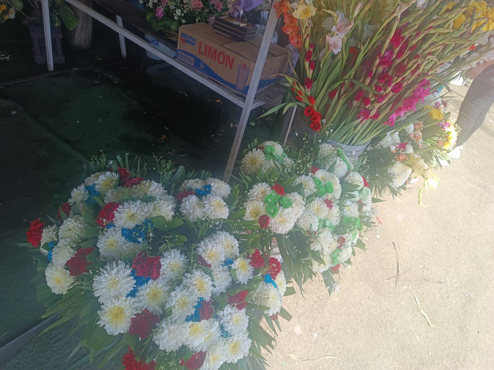 $!Aprovechan vendedores de flores la gran afluencia en panteones por Día de las Madres