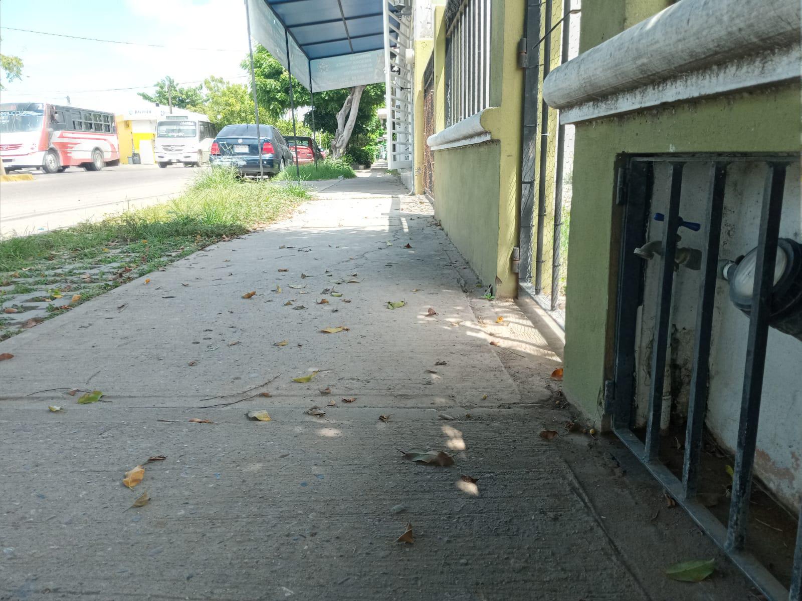 $!En Prados del Sol, Mazatlán, la gente sigue sin agua, y por eso, amenazan con bloquear el puente de la Avenida Bicentenario