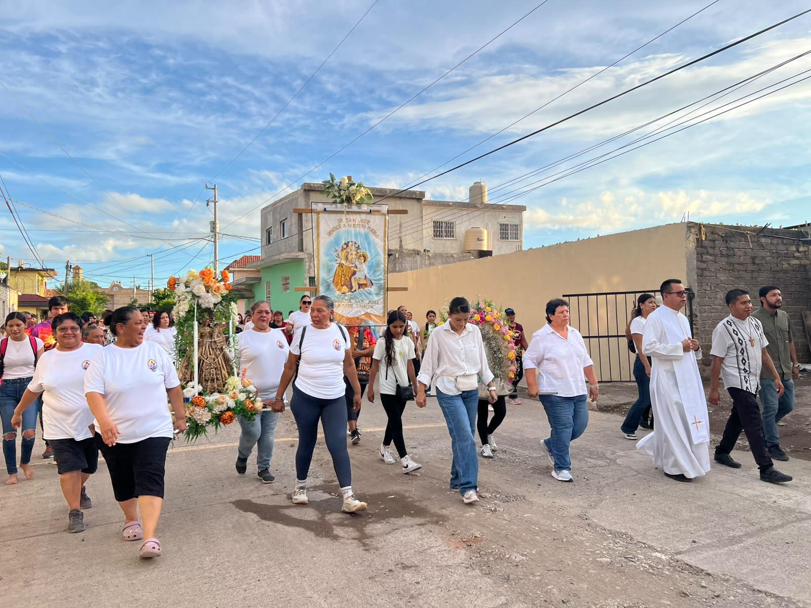 $!Pueblo de Agua Verde peregrina para agradecer la salud de joven y pedir paz a la Virgen del Rosario