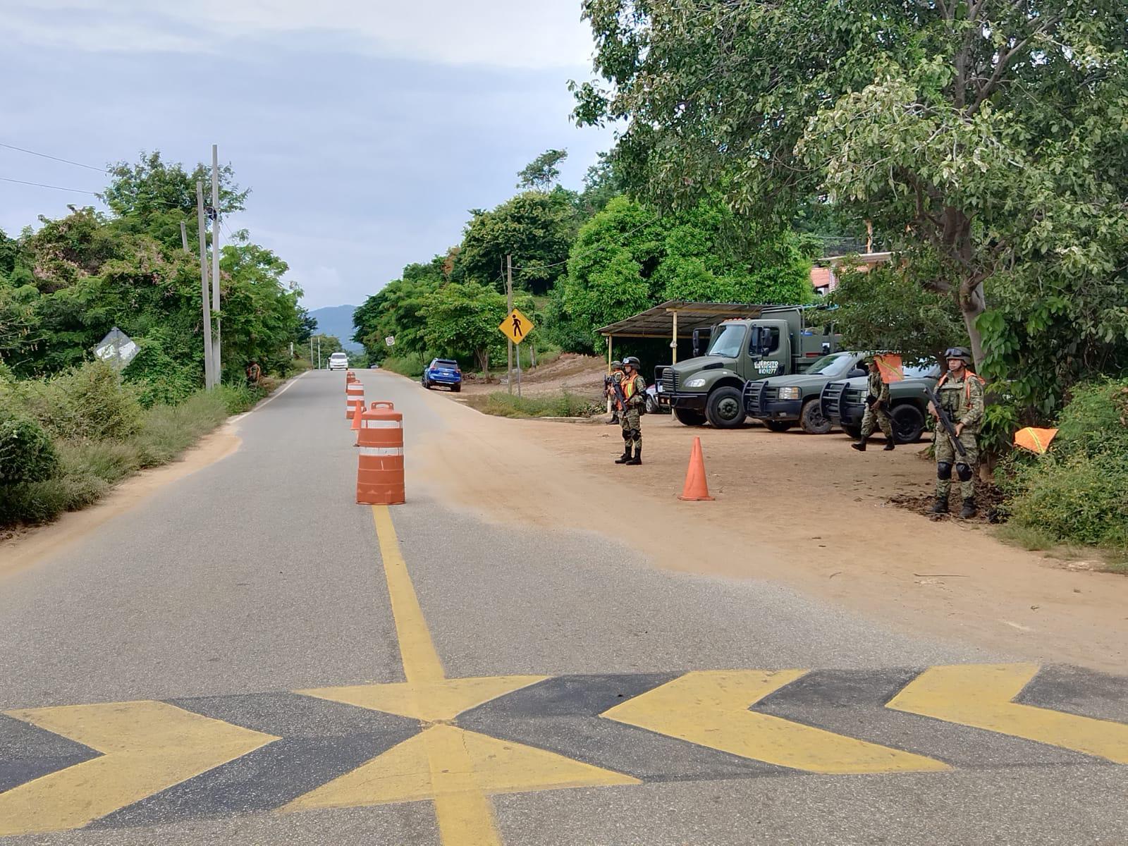 $!Retén de militares en uno de los accesos a El Papayo, comunidad en la que fueron asesinados los 13 elementos, incluidos el secretario de Seguridad Pública y el director de Policías Preventiva.