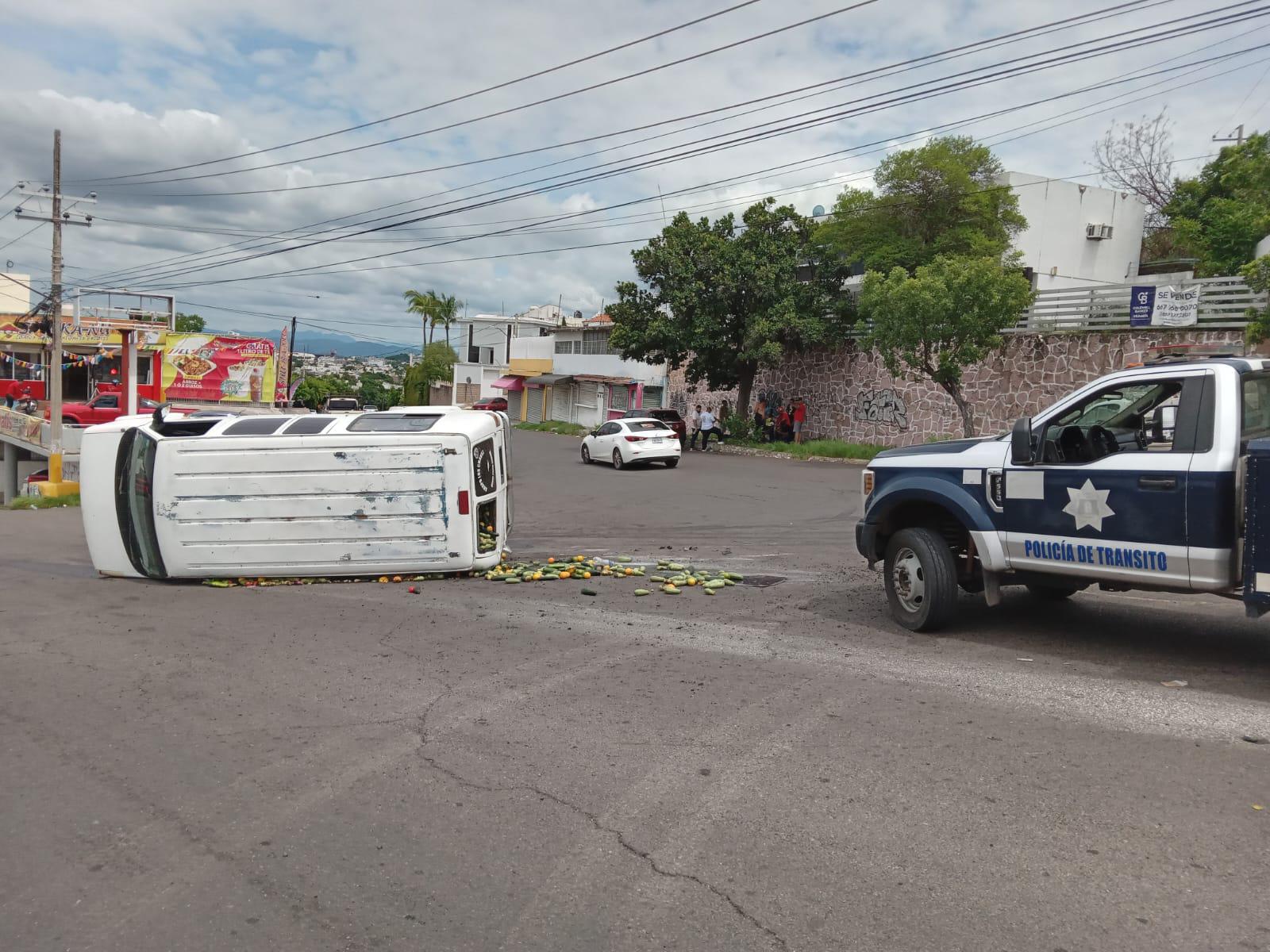 $!Le fallan los frenos a camioneta de anexo y vuelca en Culiacán