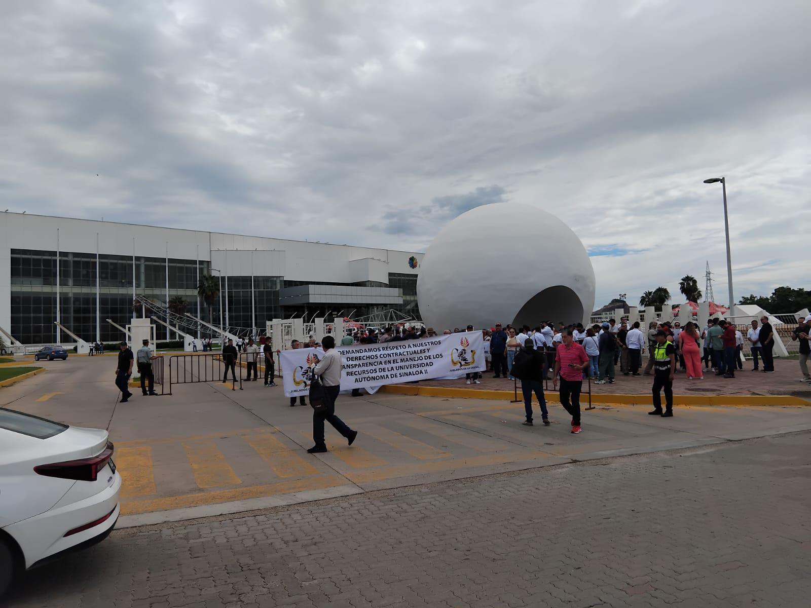 $!Esperan con manifestación y bajo fuerte dispositivo de seguridad a la Presidenta de la República en Mazatlán