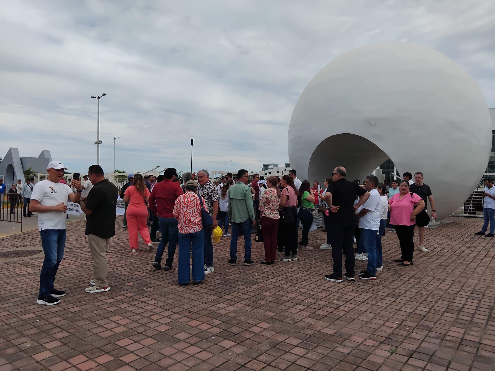 $!Esperan con manifestación y bajo fuerte dispositivo de seguridad a la Presidenta de la República en Mazatlán