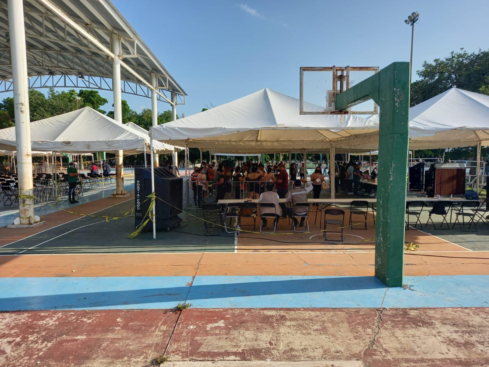 $!En Culiacán, madrugan para recibir la segunda dosis de la vacuna contra el Covid-19