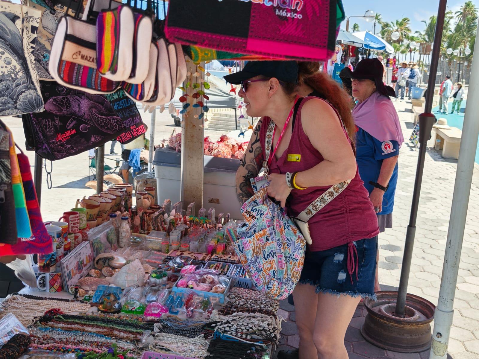 $!Arriba el Carnival Panorama a Mazatlán con más de 4 mil pasajeros