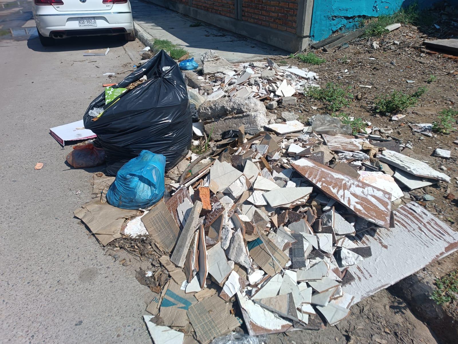 $!Reportan acumulamiento de basura en calle Ignacio Allende de colonia Juan Carrasco, en Mazatlán