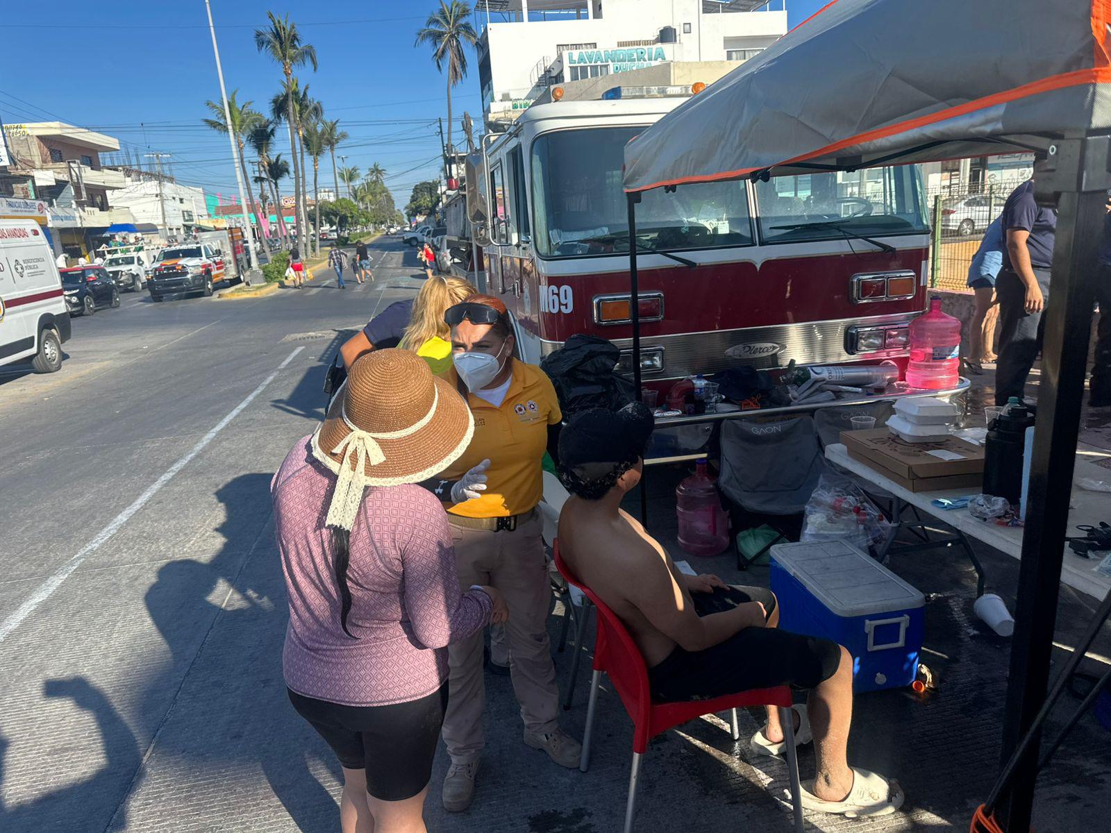 $!Atienden 35 casos de picaduras de ‘quemadores’ en playas de Mazatlán en menos de una hora