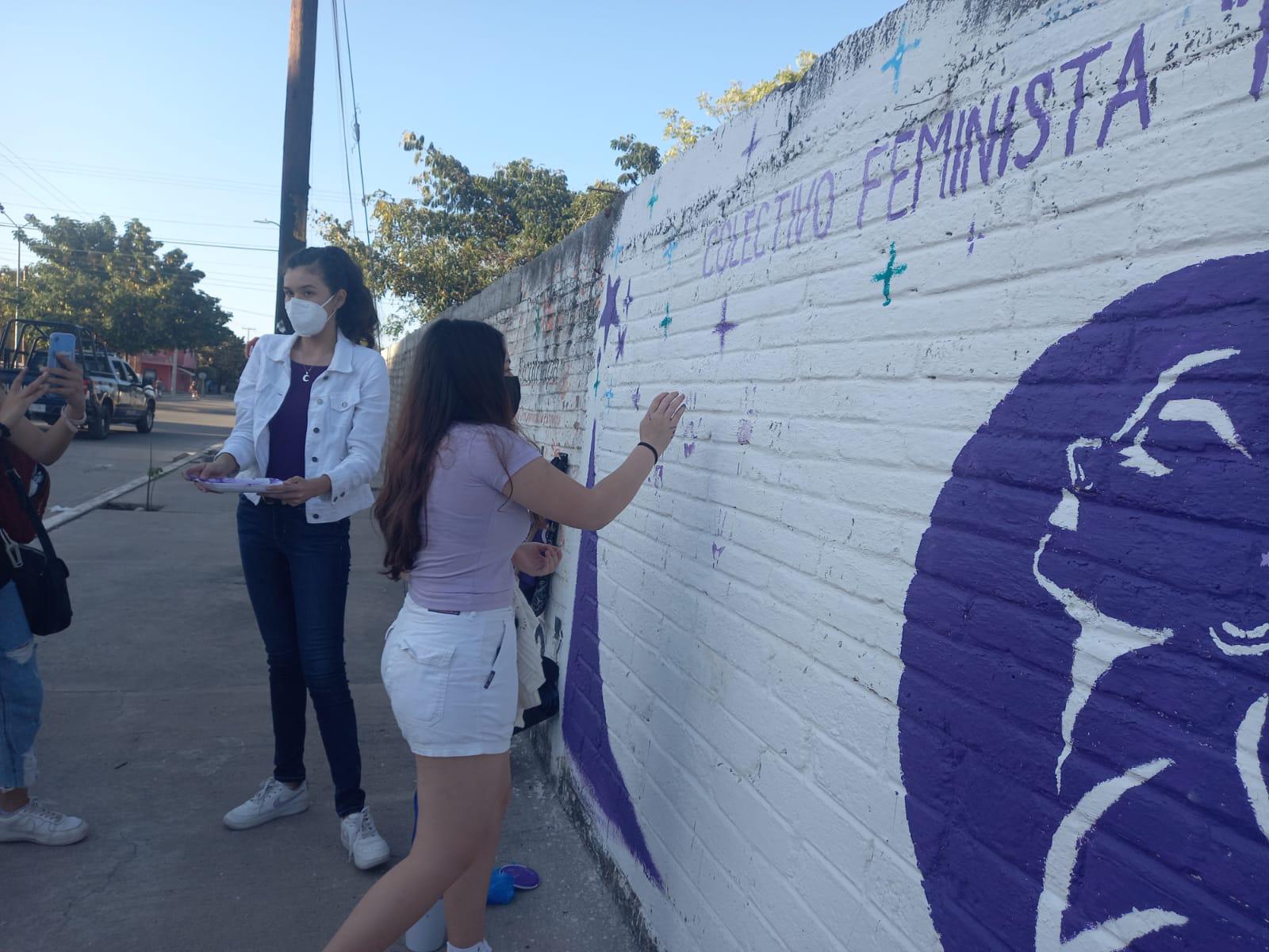 $!Marchan decenas de mujeres en Escuinapa; exigen respeto y protección